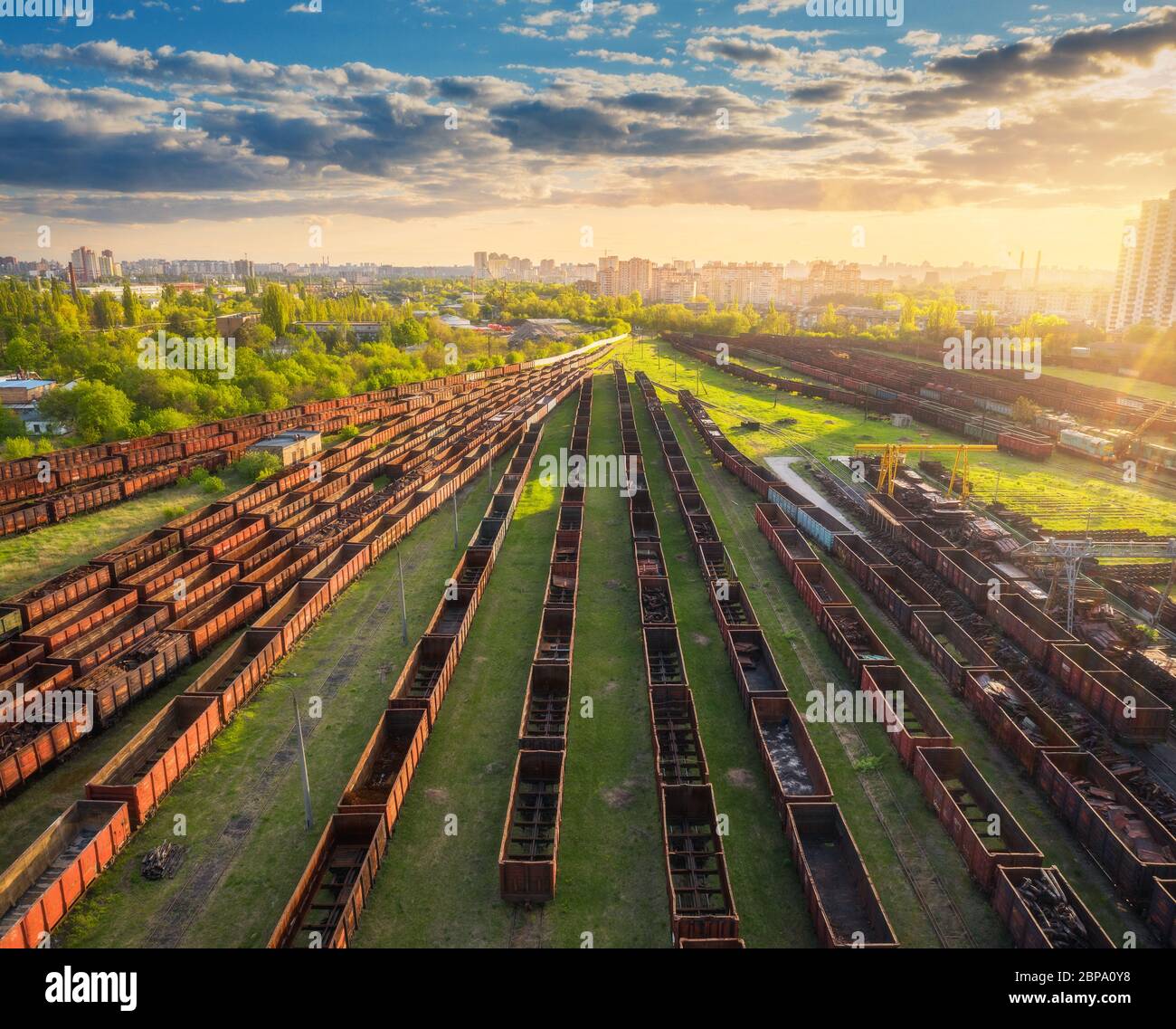 Luftaufnahme der bunten Güterzüge. Bahnhof Stockfoto