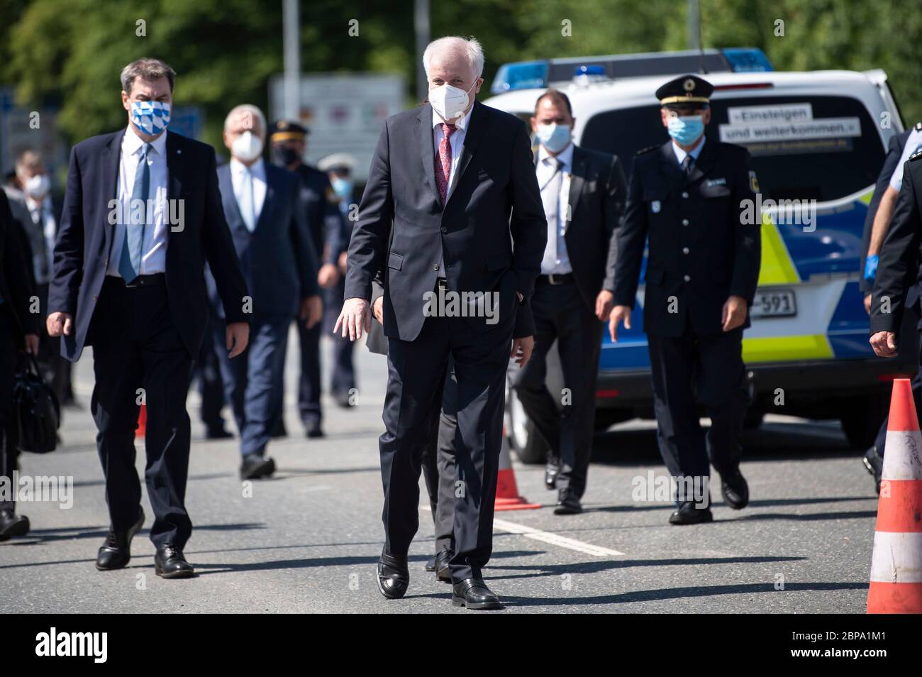 Von links: Markus SOEDER (Ministerpräsident Bayern und CSU-Vorsitzender), Horst SEEHOFER (Bundesinnenminister) mit Gesichtsmaske, Maske an der Grenze. Grenzkontrollen an der deutsch-österreichischen Grenze in Freilassing am 18. Mai 2020. Bundesinnenminister Horst Seehofer bei einem Besuch der Leitstelle Saalbrücke zwischen Freilassing und Salzburg bei Bad Reichenhall, Bayern, Deutschland, 18. Mai 2020. Aufgrund der anhaltenden Pandemie der COVID 19-Krankheit durch das SARS CoV-2-Coronavirus wurde die Grenze zwischen Deutschland und Österreich weitgehend geschlossen. Letzte Woche, da Stockfoto