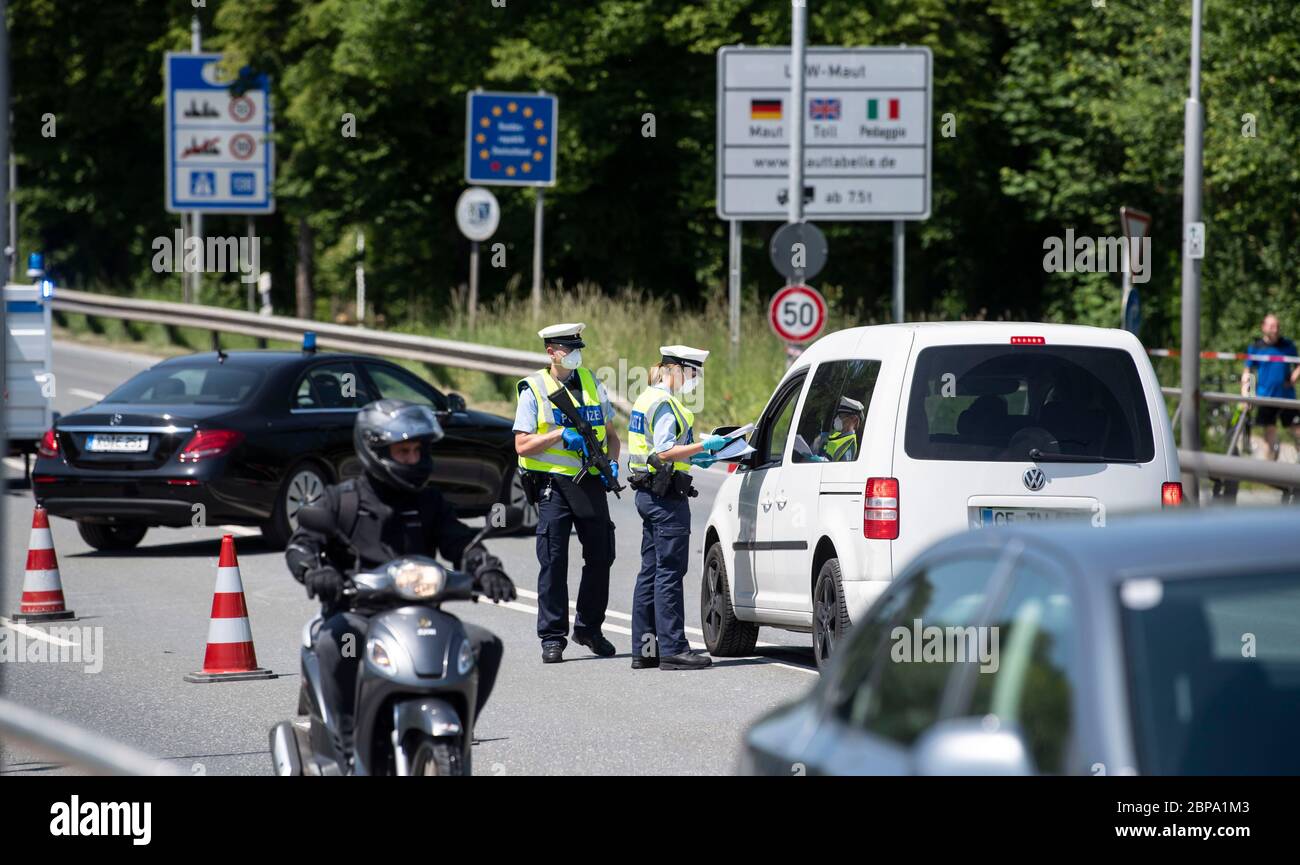 Grenzkontrollen an der deutsch-österreichischen Grenze in Freilassing am 18. Mai 2020. Polizeibeamte überprüfen Fahrzeuge. Bundespolizei in der Kontrollstation Saalbrücke zwischen Freilassing und Salzburg bei Bad Reichenhall, Bayern, Deutschland, 18. Mai 2020. Aufgrund der anhaltenden Pandemie der COVID 19-Krankheit, die durch das SARS CoV-2-Coronavirus verursacht wurde, war die Grenze zwischen Deutschland und Österreich weitgehend geschlossen. Letzte Woche gab es eine vorsichtige Entspannung, um beispielsweise Besuche bei Verwandten zu ermöglichen. Eine Öffnung der Grenzen ist für Juni 15 geplant. Weltweit verwendet Stockfoto