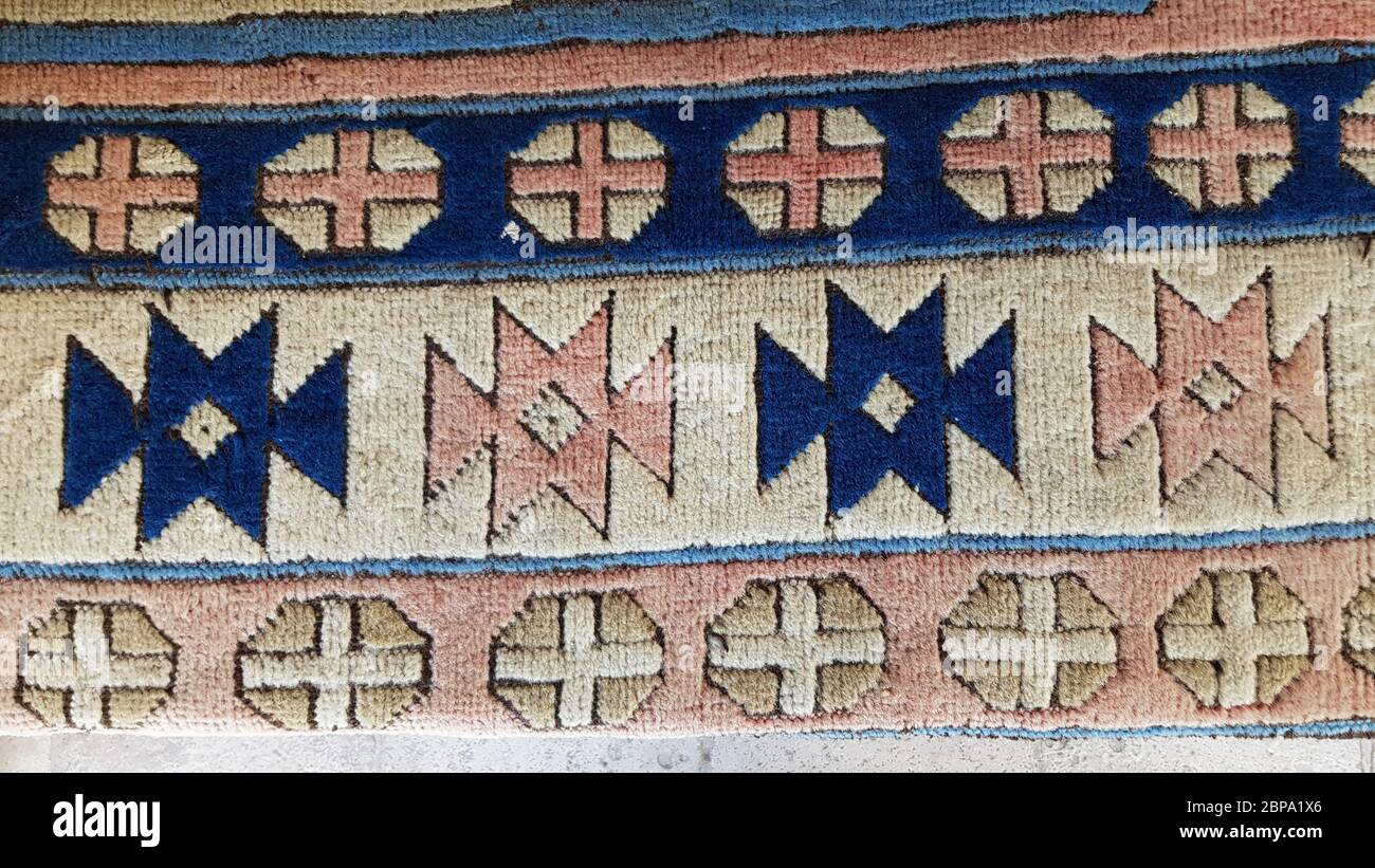 Gemusterte gewebte Bodenmatte. Türkischer Zierteppich Hintergrund. Gewebte Textur. Blau und rosa Ethno-Muster Teppich. Traditionelle asiatische Ornamente. Turkus Stockfoto