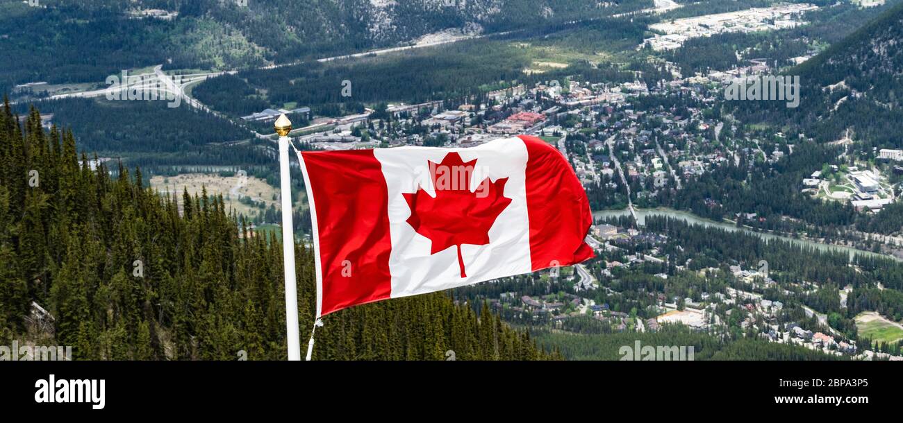 Kanadische Flagge fliegt in einem Nationalpark - breites Panorama Stockfoto
