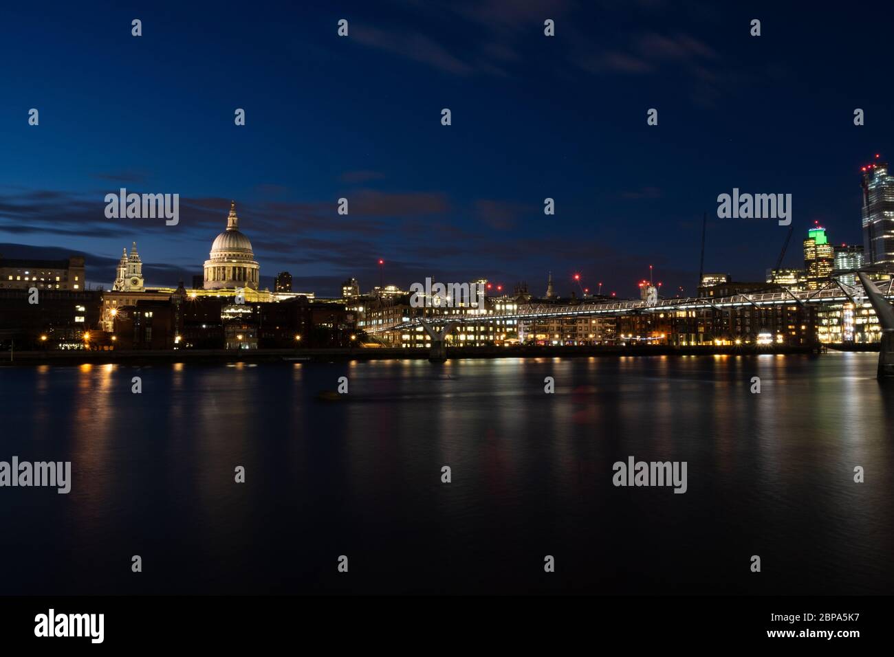 St Pauls Cathedral, London, England, nachts vom Südufer der Themse. Stockfoto