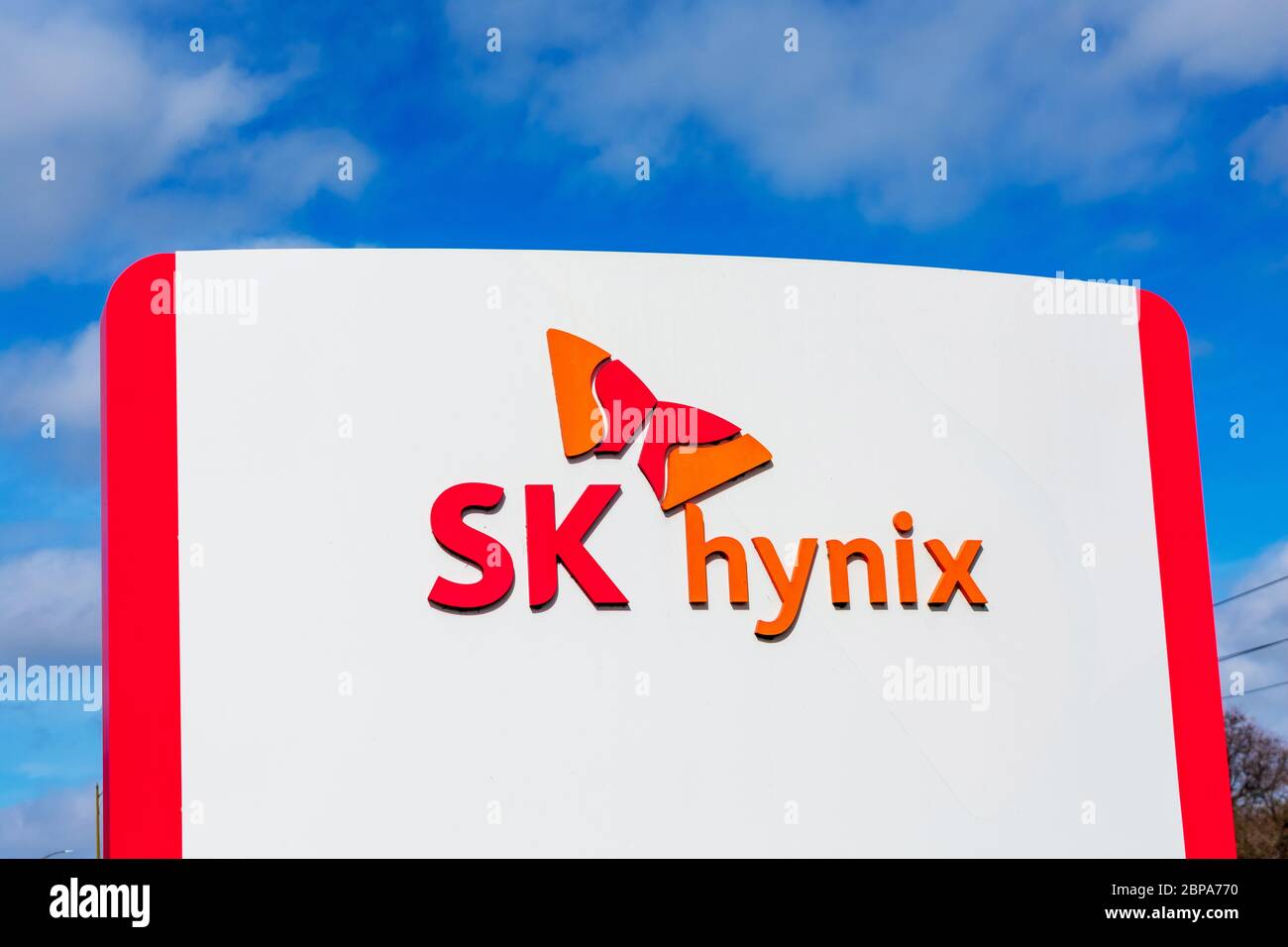 SK hynix Logo, Schmetterling Maskottchen bei SK hynix America Hauptsitz des südkoreanischen Speicher-Halbleiter-Lieferanten - San Jose, Kalifornien, USA - 2020 Stockfoto
