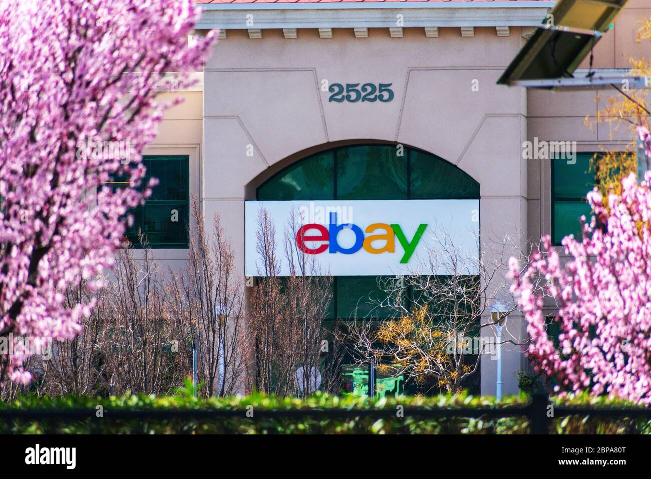 EBay Logo und Zeichen auf eBay Campus im Silicon Valley. EBay Inc. Ist ein multinationales E-Commerce-Unternehmen - San Jose, Kalifornien, USA - 2020 Stockfoto