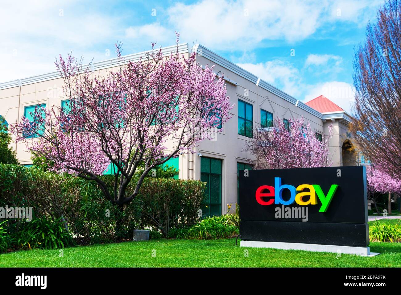EBay Corporate HQ Campus im Silicon Valley. EBay Inc. Ist ein multinationales E-Commerce-Unternehmen - San Jose, Kalifornien, USA - 2020 Stockfoto