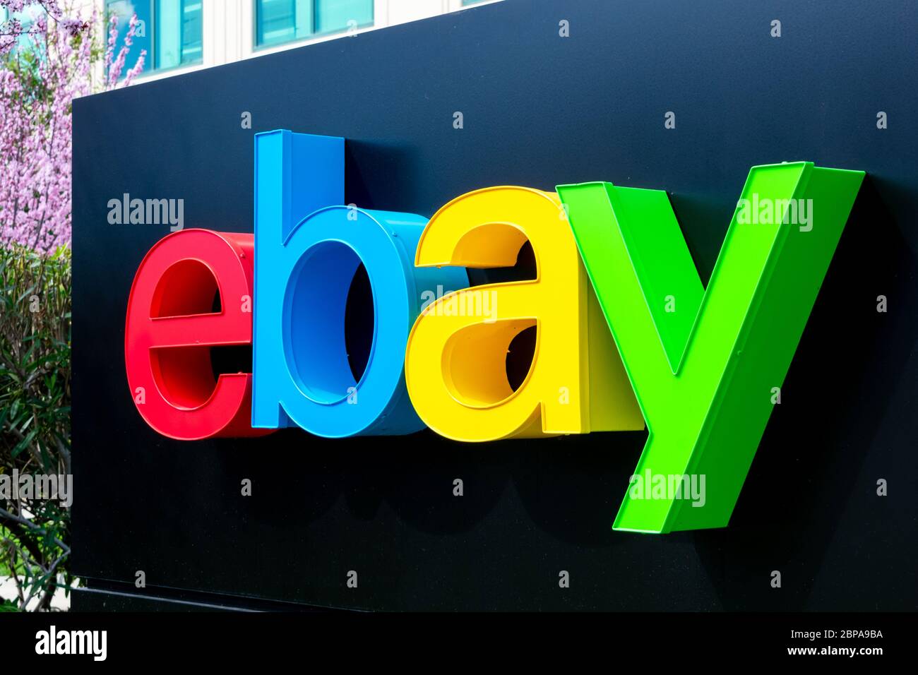 EBay-Logo auf dem Campus des eBay-Hauptsitzes im Silicon Valley. EBay Inc. Ist ein multinationales E-Commerce-Unternehmen - San Jose, Kalifornien, USA - 2020 Stockfoto