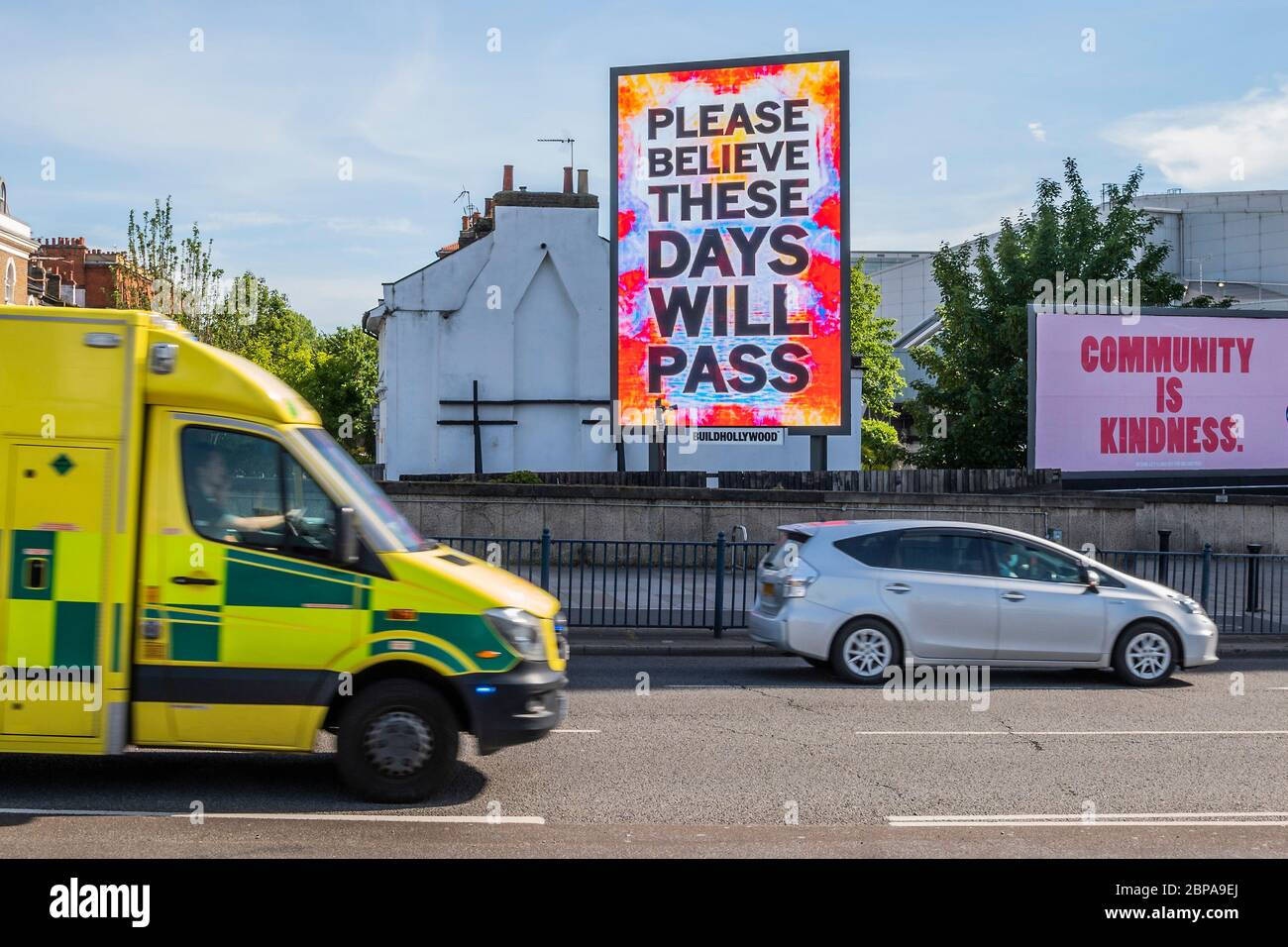 London, Großbritannien. Mai 2020. Seid freundlich und schaut füreinander und glaubt bitte, dass diese Tage vergehen werden - andere Botschaften der Hoffnung auf Plakatwänden am Kreisverkehr von Shepherds Bush. Die "Lockdown" geht weiter für den Ausbruch des Coronavirus (Covid 19) in London. Kredit: Guy Bell/Alamy Live News Stockfoto