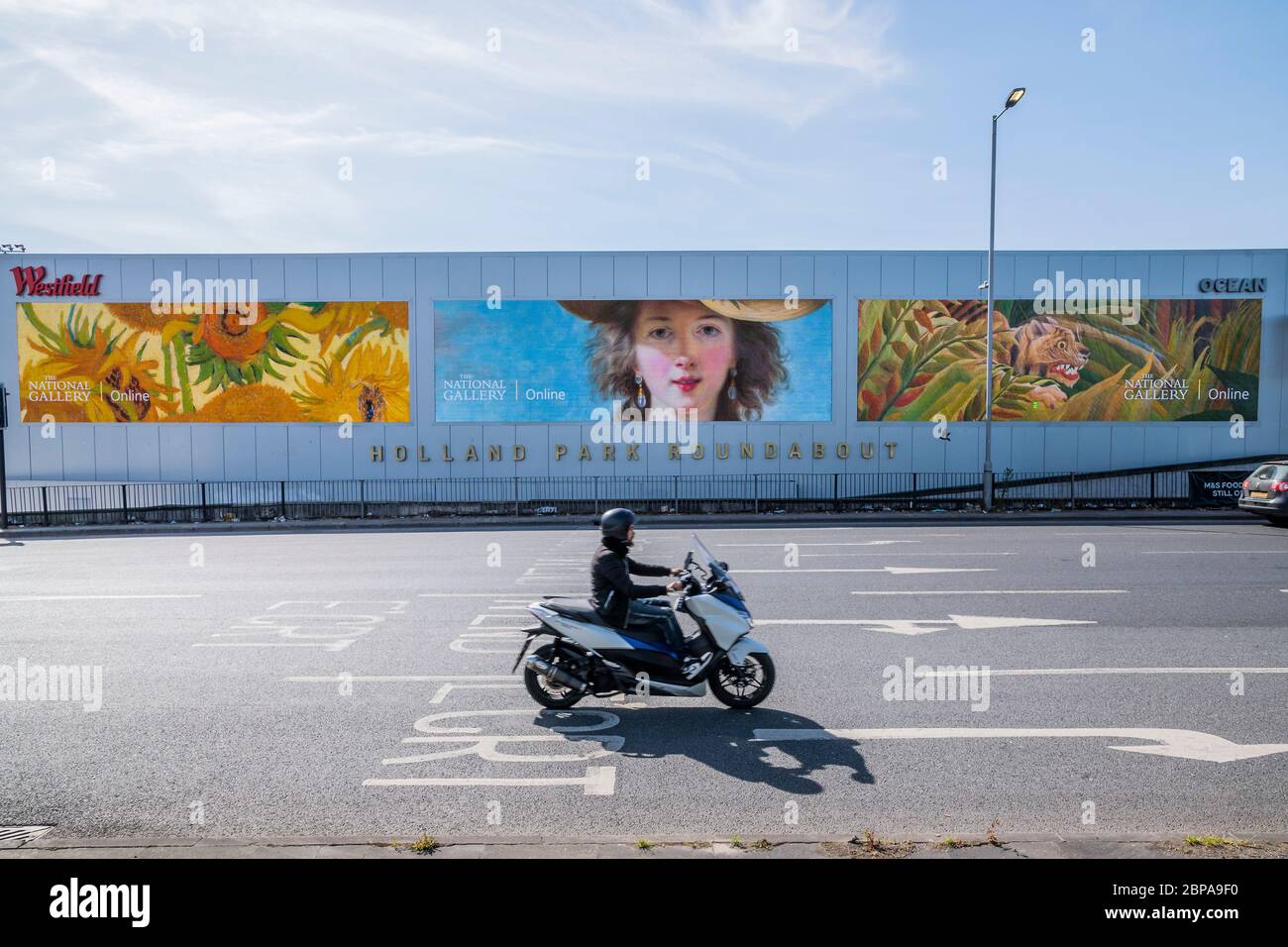 London, Großbritannien. Mai 2020. Die Nationalgalerie hat sich mit dem digitalen Outdoor Bildschirm Versorger, Ocean Outdoor zusammengetan, um Orks der Kunst hinter den vorübergehend geschlossenen Türen der Galerie heraus zu holen (in diesem Fall an der Bush Roundabout supersite des Schäfers). Die digitalen Seiten sind für die nächsten zwei Wochen kostenlos, um Bilder von sieben der ikonischsten Gemälde der Galerie zu zeigen: Van Goghs Sonnenblumen (1888) und EIN Weidefeld mit Zypressen (1889), Monets der Seerosenteich (1899), van Eycks das Arnolfini-Porträt (1434) als Beispiele. Kredit: Guy Bell/Alamy Live News Stockfoto