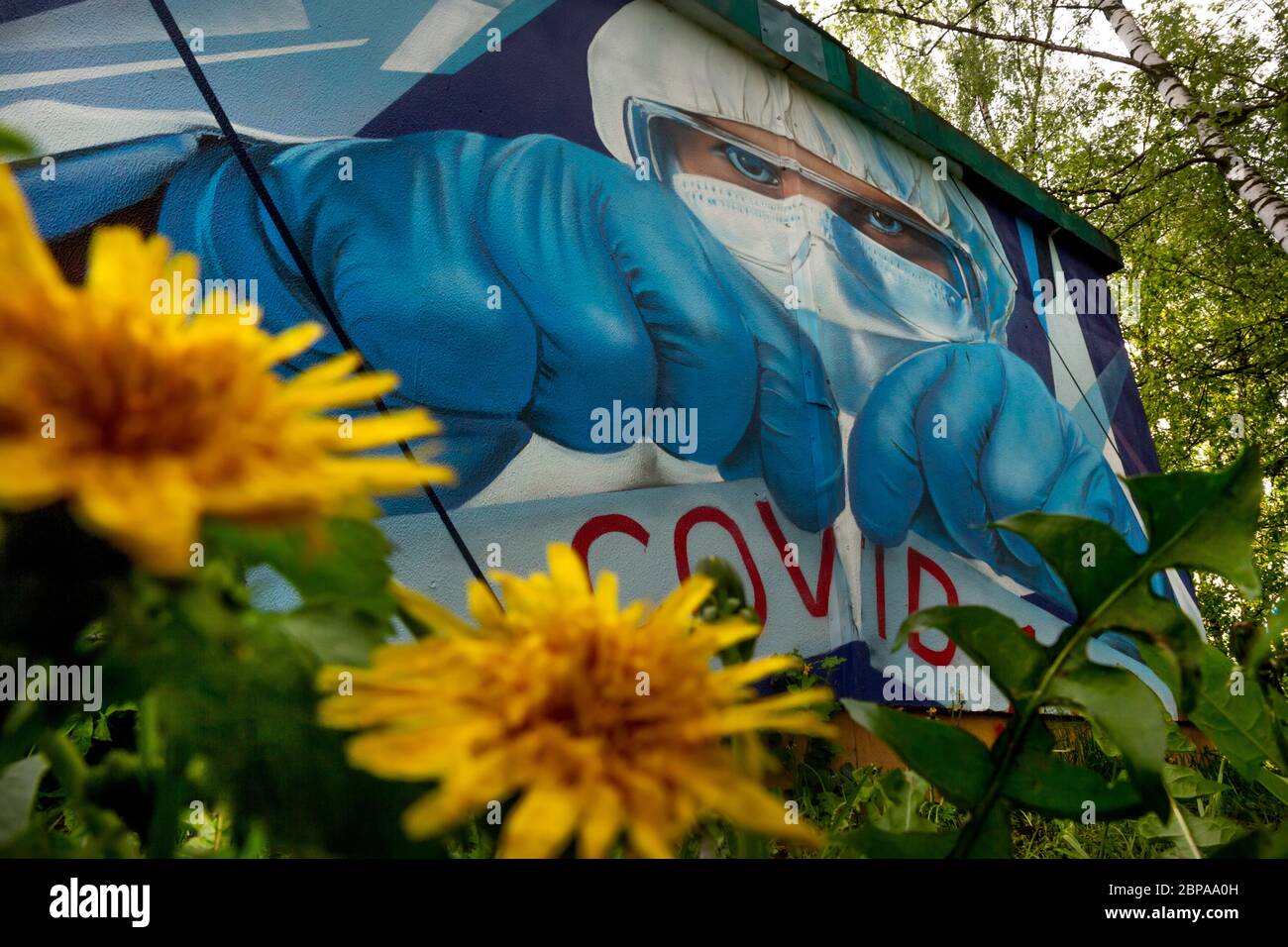 Krasnogorsk, Russland. 18. Mai 2020 EIN Wandgemälde der Graffiti-Künstler Michail und Sergej Erofeev zur Unterstützung des medizinischen Personals im Rahmen des Ausbruch der COVID-19-Krankheit Coronavirus ist auf einem Gebäude in Krasnogorsk Stadt, Region Moskau, Russland, abgebildet Stockfoto