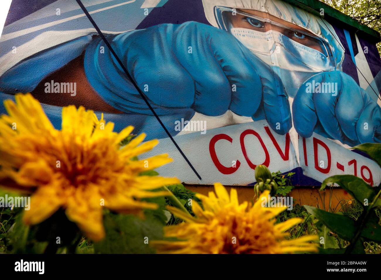 Krasnogorsk, Russland. 18. Mai 2020 EIN Wandgemälde der Graffiti-Künstler Michail und Sergej Erofeev zur Unterstützung des medizinischen Personals im Rahmen des Ausbruch der COVID-19-Krankheit Coronavirus ist auf einem Gebäude in Krasnogorsk Stadt, Region Moskau, Russland, abgebildet Stockfoto