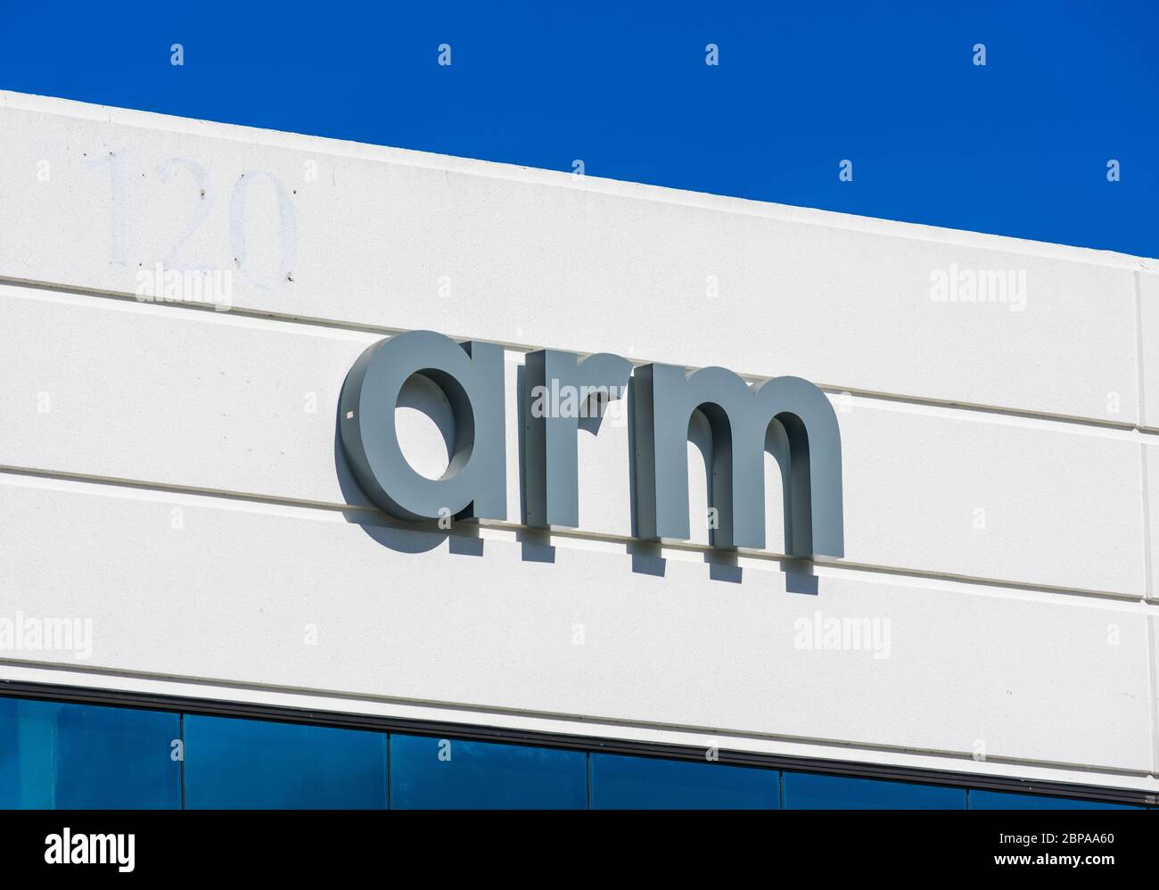 Armzeichen und Logo an der Fassade des britischen multinationalen Halbleiter- und Software-Design-Unternehmens - San Jose, Kalifornien, USA - 2020 Stockfoto