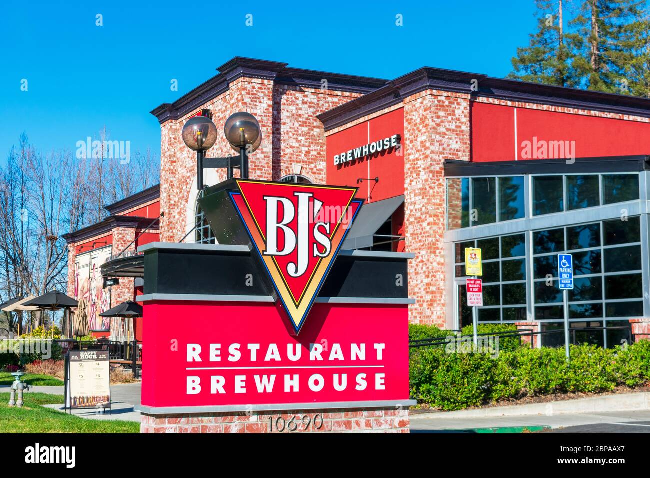 BJ's Restaurant & Brewhouse Exterior. BJ's Restaurants, Inc. Ist eine amerikanische Restaurantkette - Cupertino, California, USA - 2020 Stockfoto