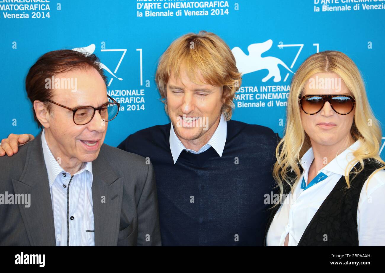 VENEDIG, ITALIEN - AUGUST 29: Peter Bogdanovich, Owen Wilson und Louise Stratten besuchen die Fotoschau 'She's Funny That Way' Stockfoto