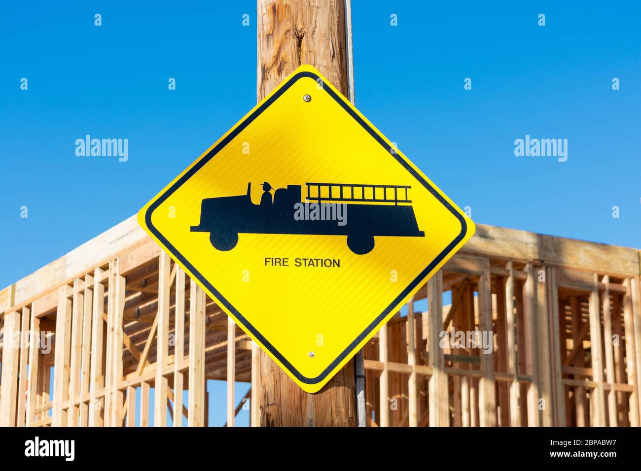 Straßenschild für die Feuerwehr. Verschwommener Hintergrund Holzrahmen Gebäudekonstruktion des neuen Gebäudes. Stockfoto
