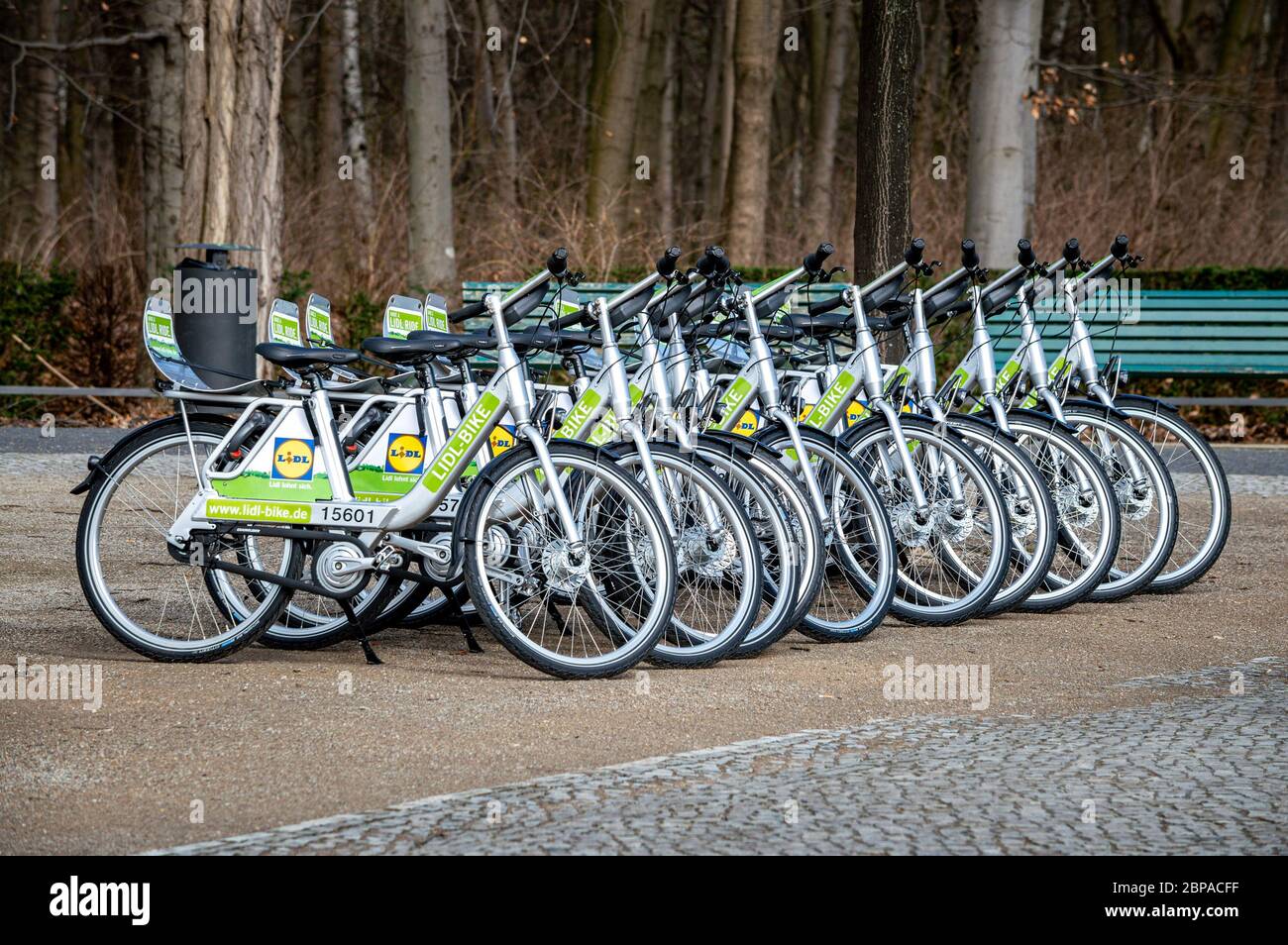 Berlin / Deutschland - 10. März 2017: Reihe von Lidl-Bike-Leihfahrrädern in Berlin geparkt Stockfoto