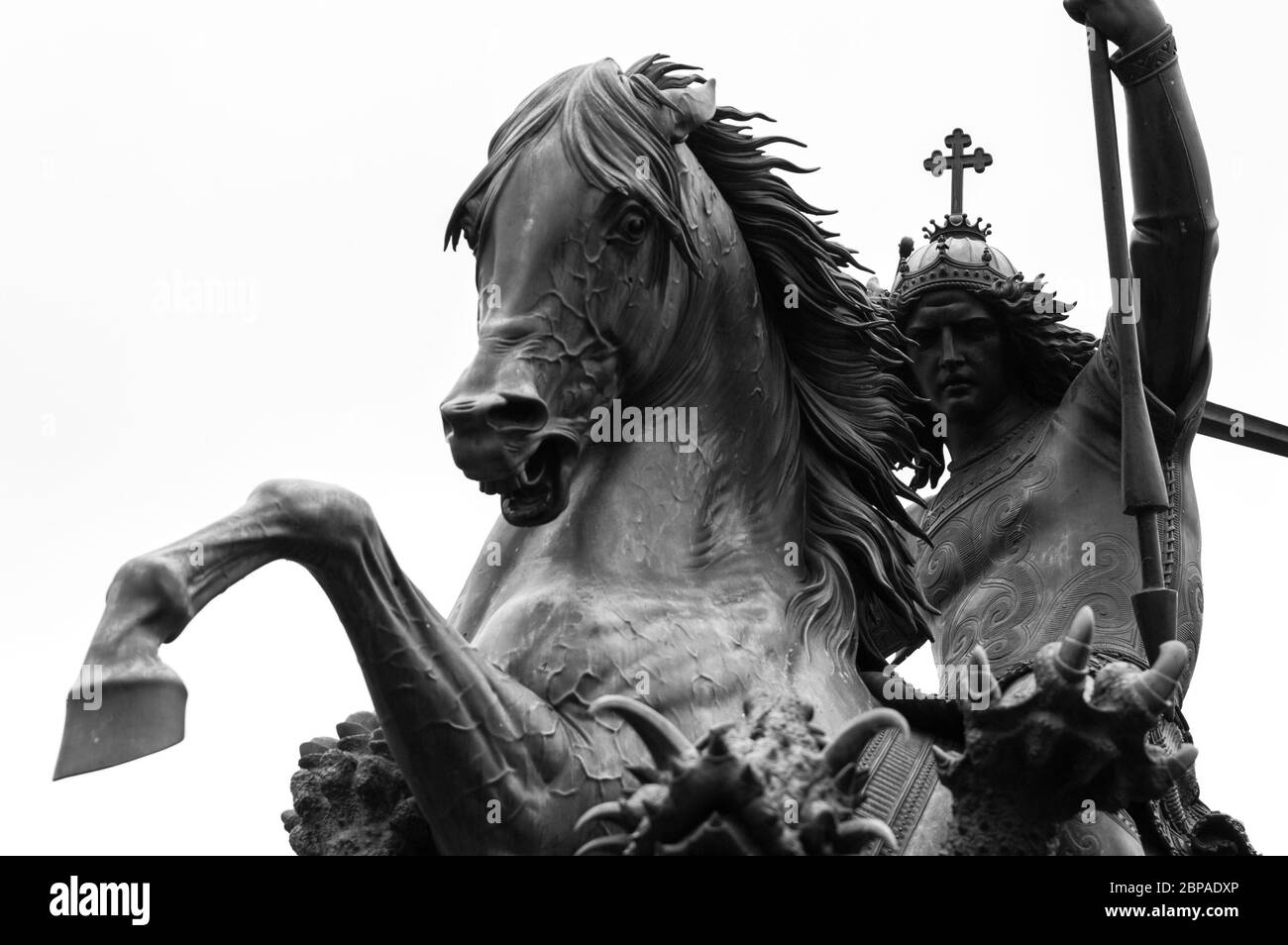 Berlin / Deutschland - 18. Februar 2017: Statue des heiligen Georg, der den Drachen erschleg im historischen Nikolaiviertel in Mitte, Berlin, Deutschland Stockfoto