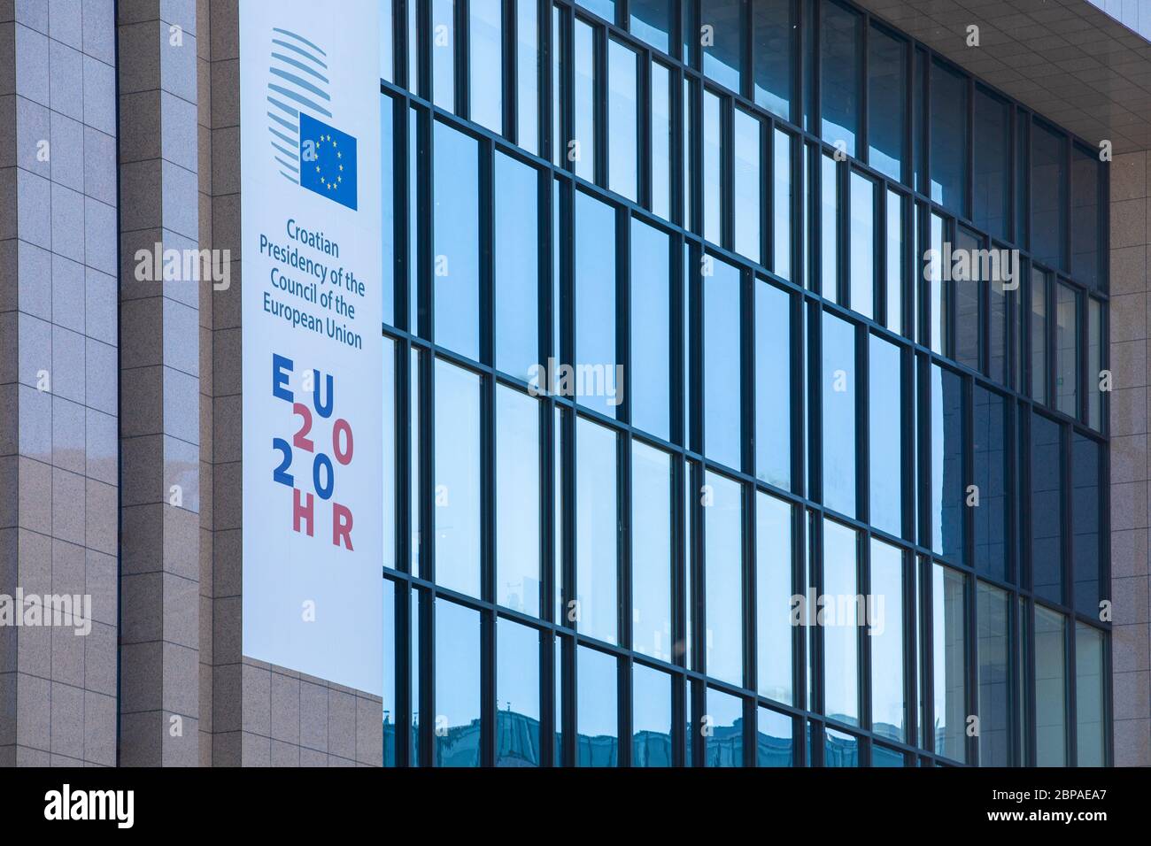 BRÜSSEL, Belgien - 4. Mai 2020: Banner für den rotierenden Vorsitz kroatiens an der Spitze des europäischen rates Stockfoto