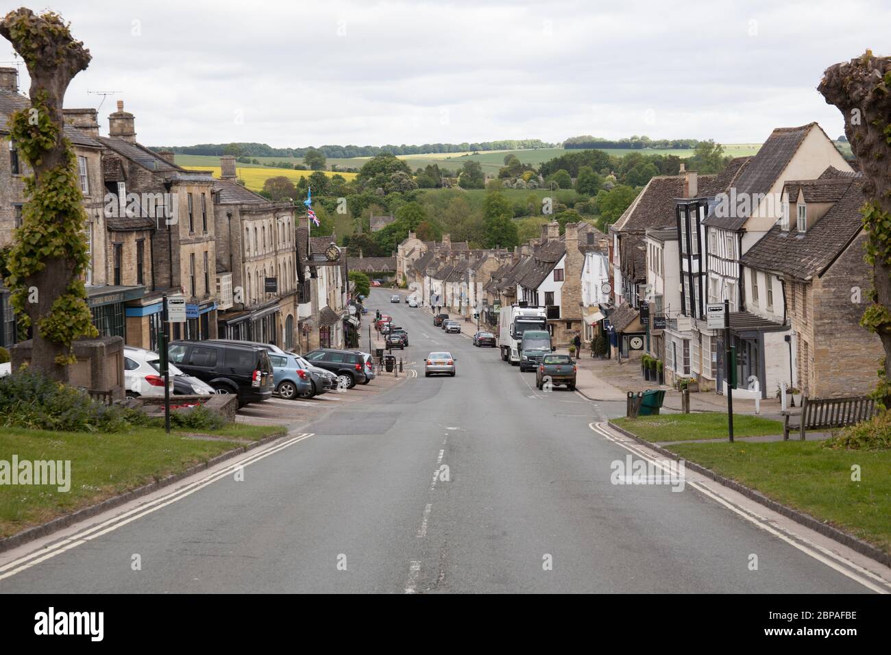 Blick auf die Burford High Street in Oxfordshire, Großbritannien Stockfoto