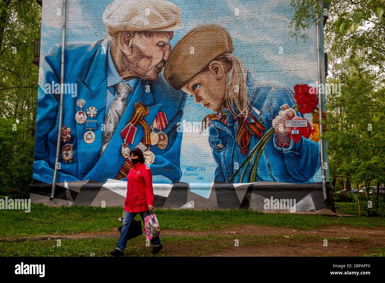 Krasnogorsk, Russland. 18. Mai 2020 EIN Wandgemälde der Graffiti-Künstler Michail und Sergej Erofejew "die Philosophie des Sieges", das dem 75. Jahrestag des Sieges über Nazi-Deutsch im Großen Vaterländischen Krieg gewidmet ist, ist auf einem Gebäude in Krasnogorsk Stadt, Region Moskau, Russland, abgebildet Stockfoto