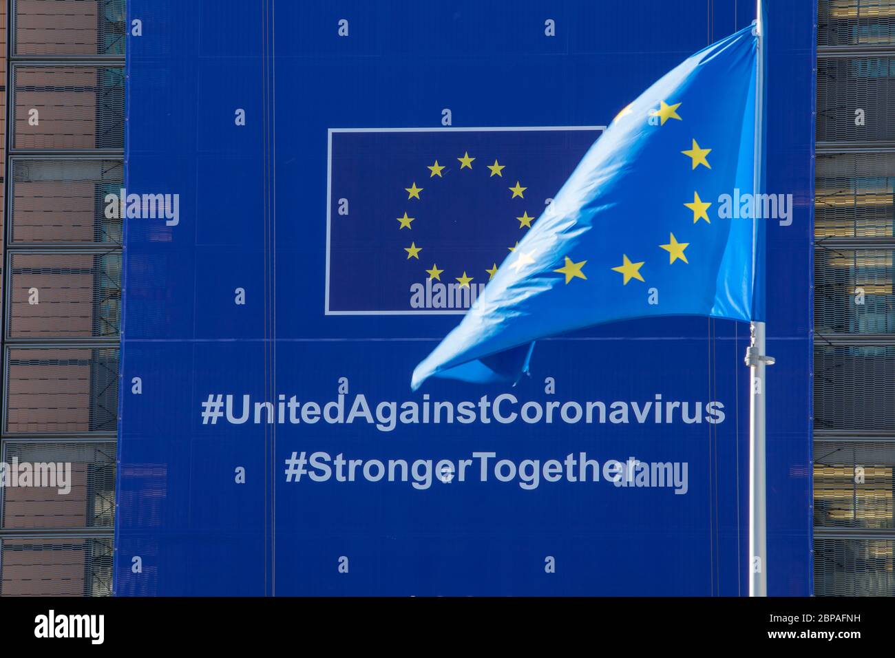 BRÜSSEL, Belgien - 4. Mai 2020: Das Banner "Coronavirus - Global Response" auf der Vorderseite des Berlaymont-Gebäudes, dem Hauptsitz Stockfoto