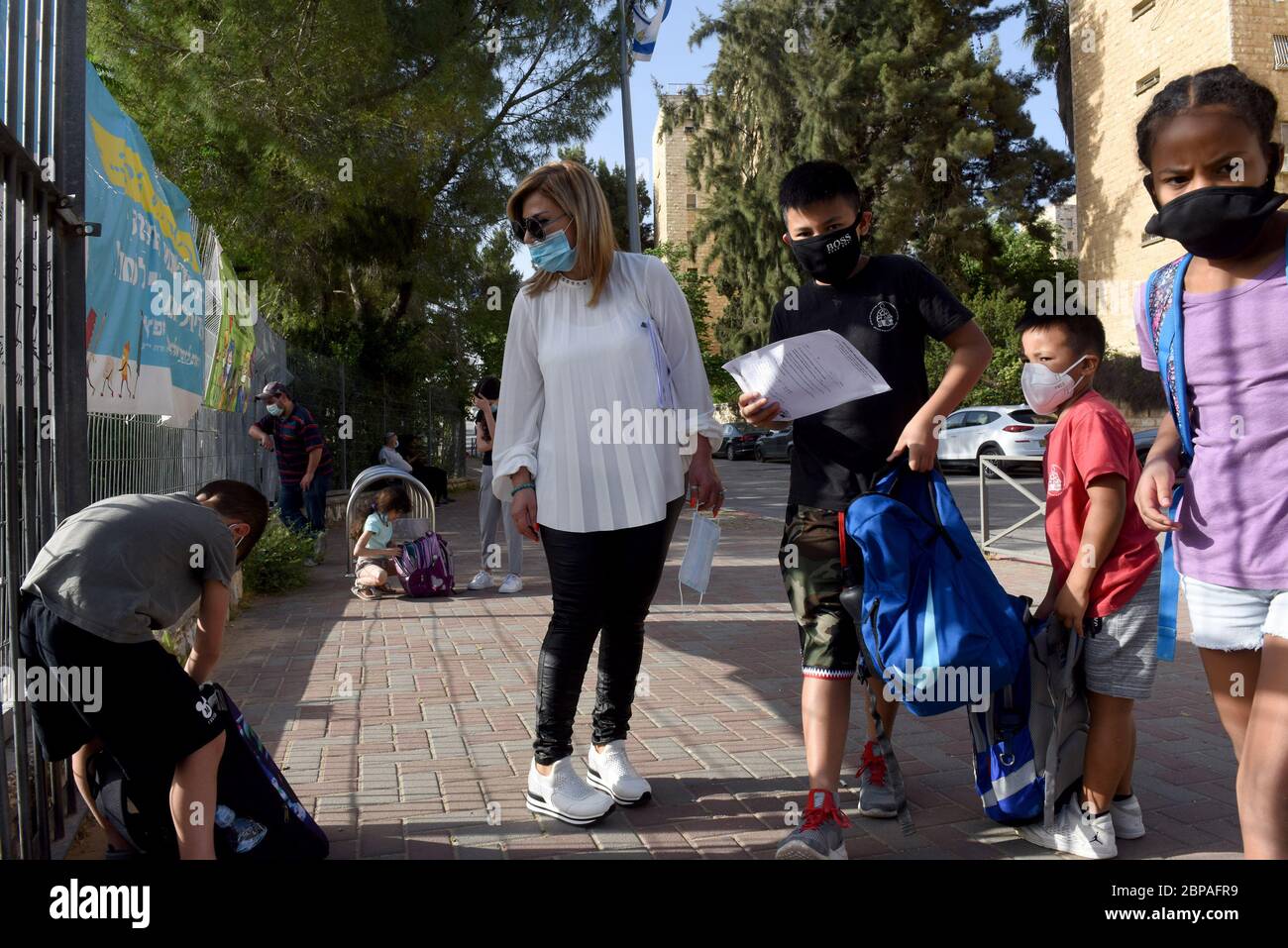 Jerusalem, Israel. Mai 2020. Israelische Schüler tragen Schutzmasken, wenn sie am Montag, den 18. Mai 2020, in die Yankus Korchak Grundschule in Jerusalem zurückkehren. Die Schulen werden nach der Schließung aufgrund von CPVID-19 wieder eröffnet. Foto von Debbie Hill/UPI Quelle: UPI/Alamy Live News Stockfoto