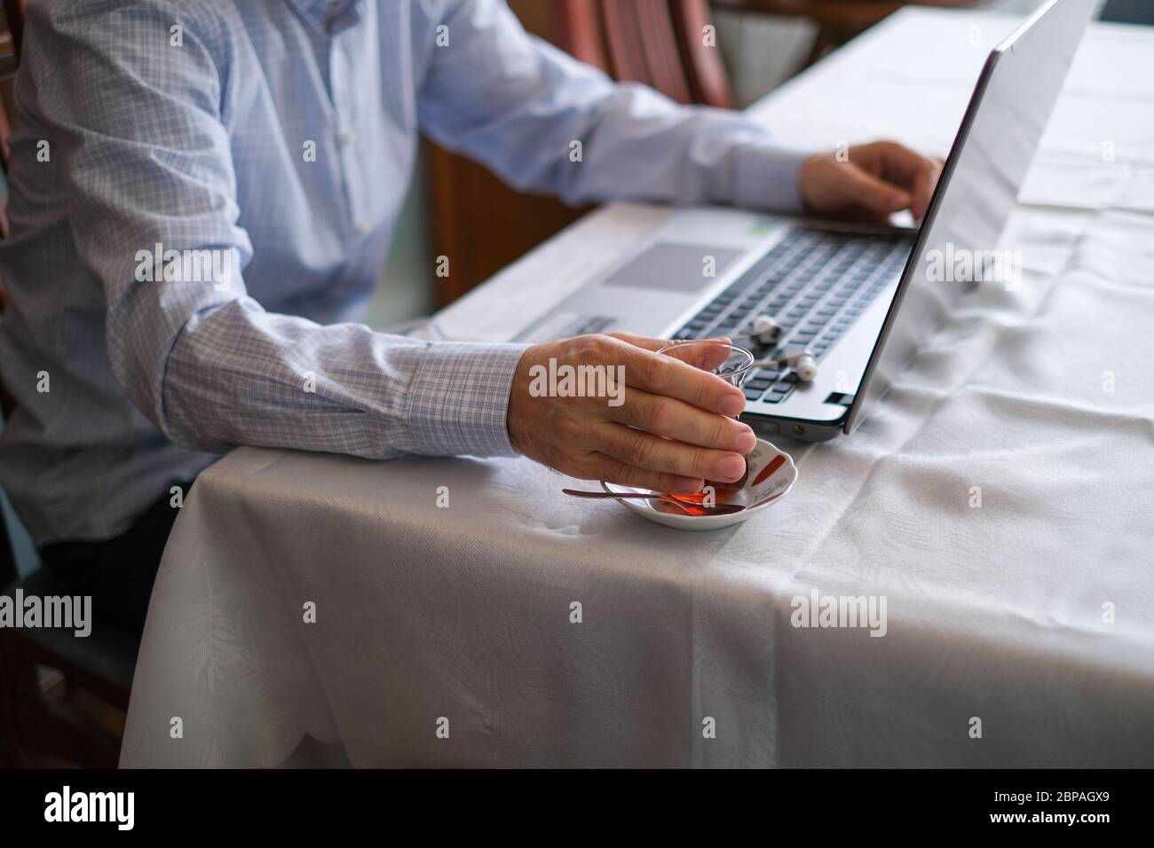 Mann mittleren Alters arbeitet mit auf Laptop zu Hause in Quarantina Tagen. Stockfoto