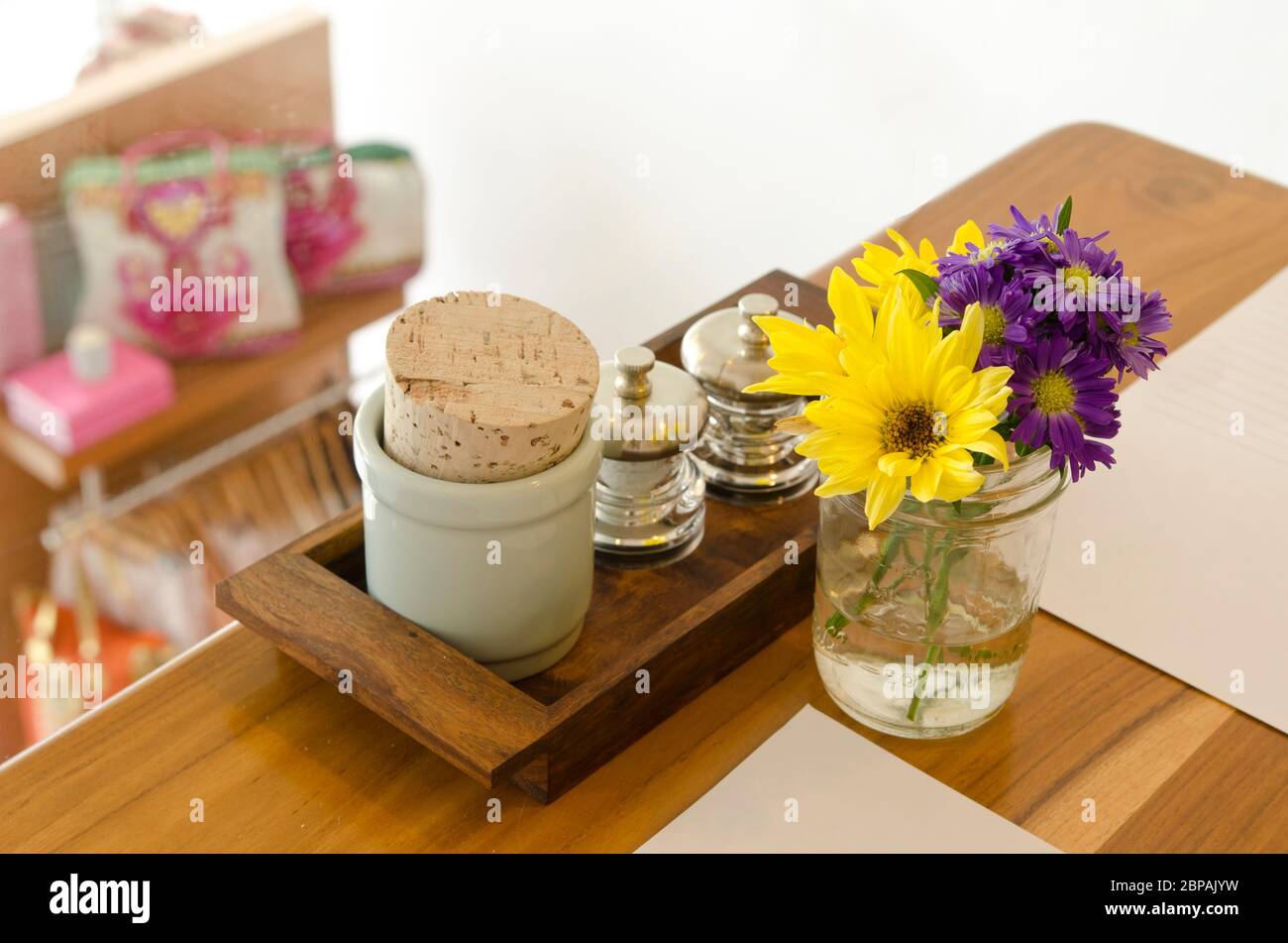 Holztisch im Café mit Blumenarrangement und Salz & Pfeffer und Zucker Stockfoto