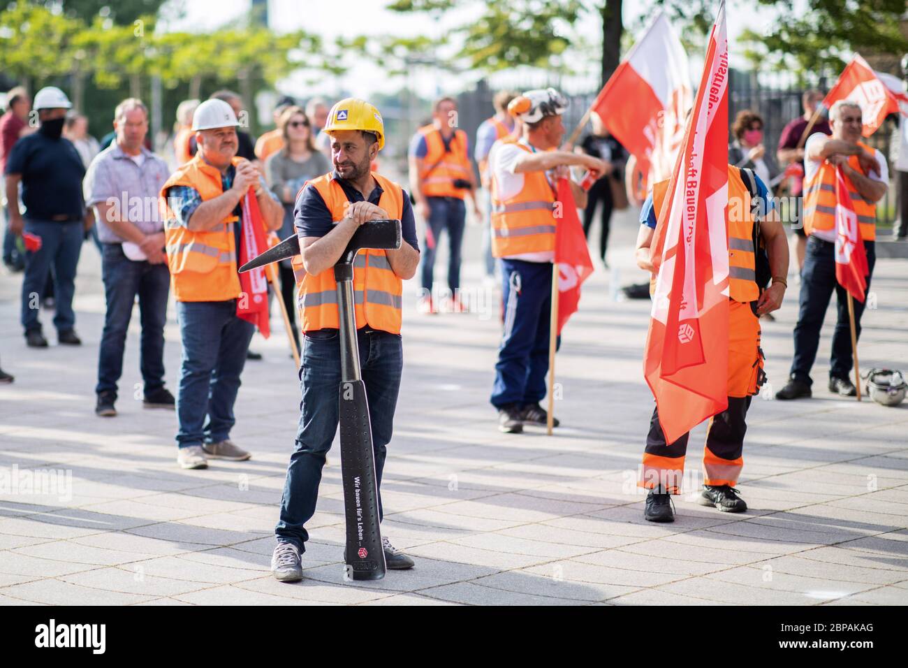 Düsseldorf, Deutschland. Mai 2020. Bauarbeiter demonstrieren am Johannes-Rau-Platz. Sie fordern eine Erhöhung der Löhne und Gehälter um 6.8% und eine Entschädigung für die Zeit, die auf der Baustelle verbracht wird. Bild: Marcel Kusch/dpa/Alamy Live News Stockfoto