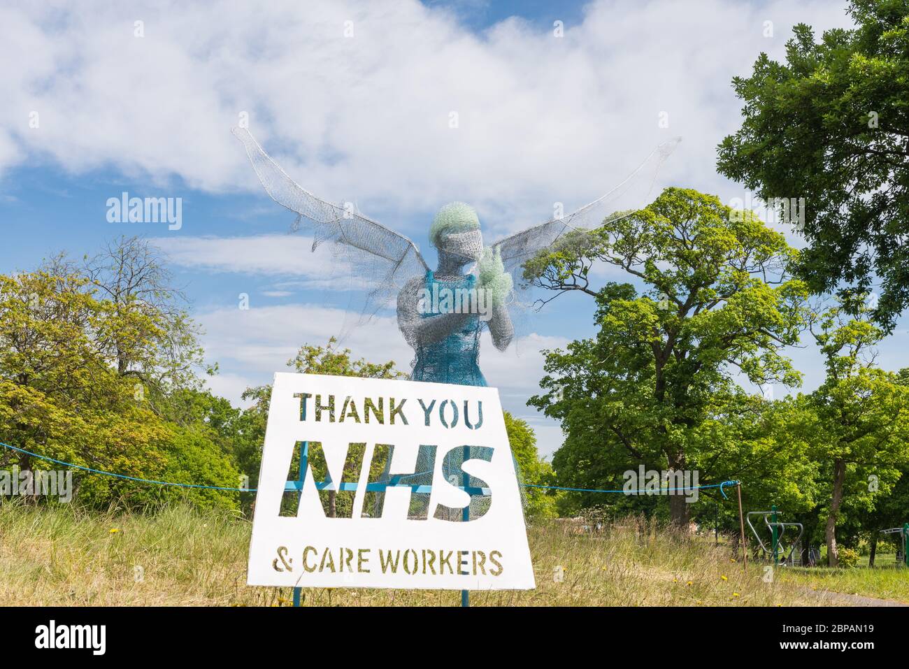 Das Modell „Wings and Scrubs“ eines Gesundheitsarbeiters, das vom lokalen Künstler Luke Perry aus Hühnerdraht und Mesh im Lightwoods Park, Bearwood, hergestellt wurde Stockfoto