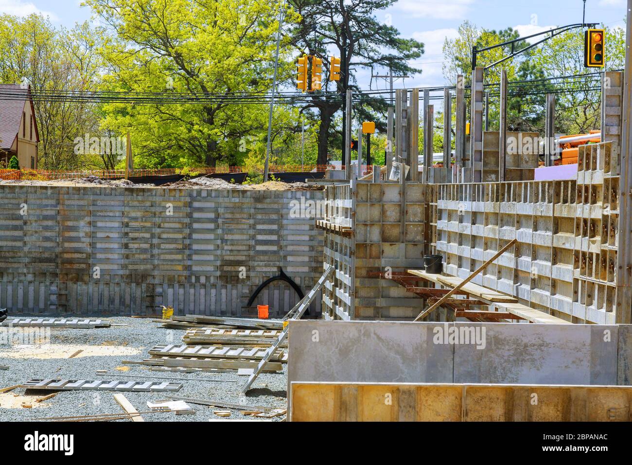 Schalung für Betonfundament Bau eines Mehrfamilienhauses Stockfoto