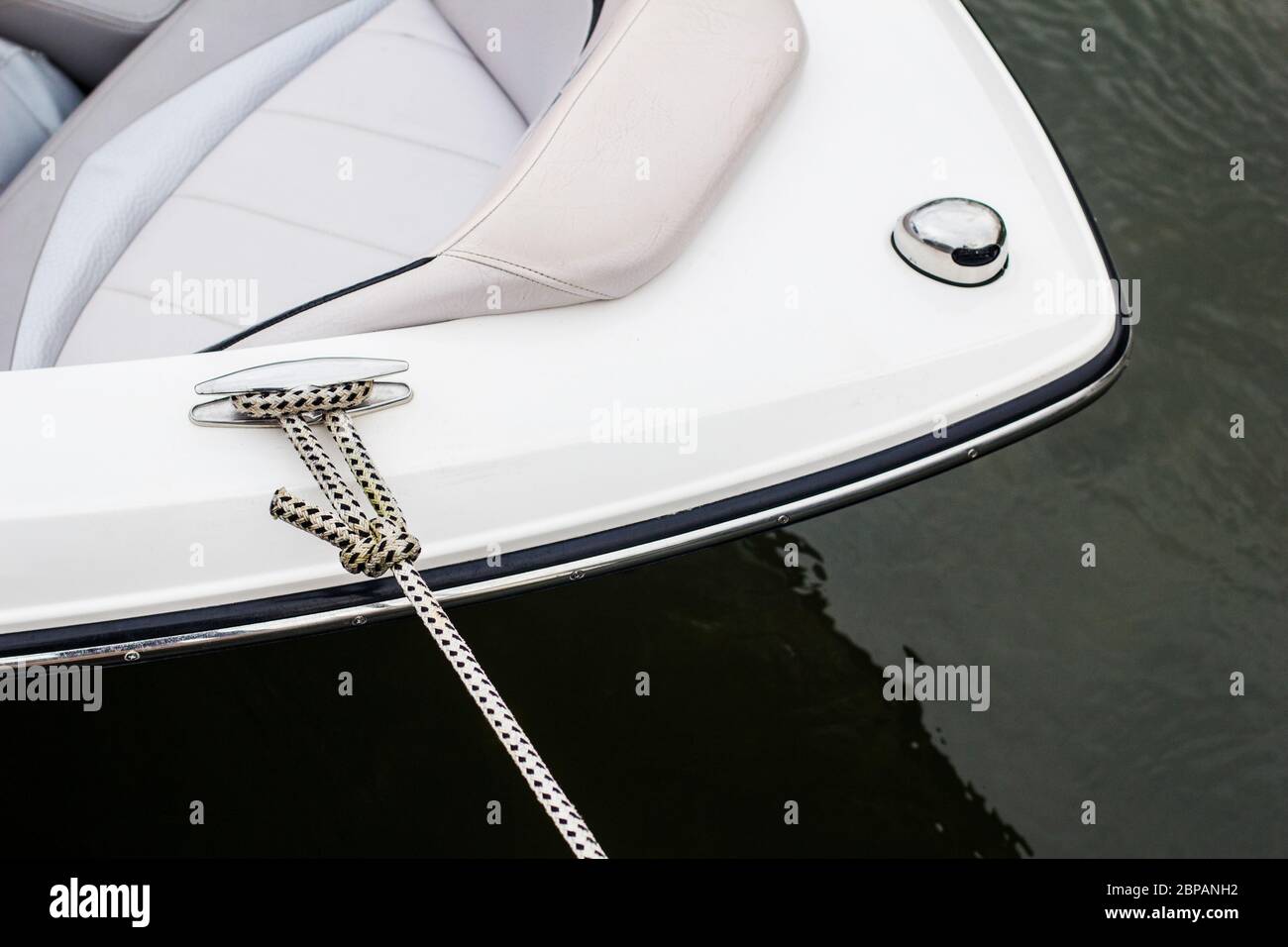 Blick auf den Bug eines verankerten Motorboot auf dem Dock Hobby kleine Yacht Schnee weiß Luxus-Boot-Verleih Sportboot Urlaub Freizeit Entspannung Stockfoto