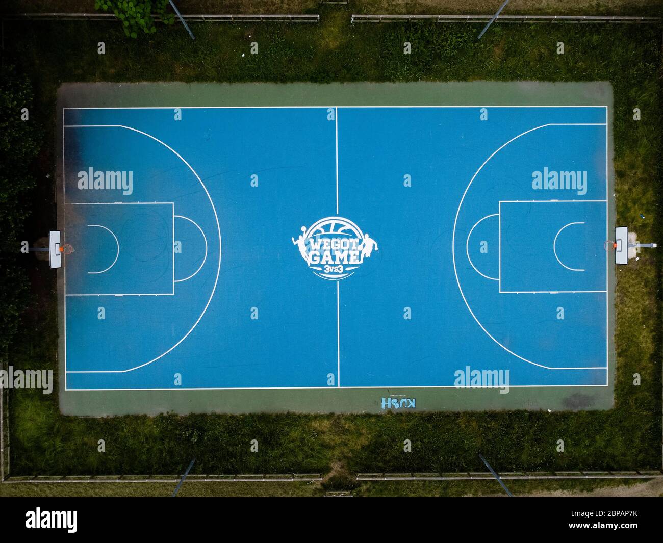 Nichelino, Italien - 18. Mai 2020: (ANMERKUNG DER REDAKTION: Bild wurde mit einer Drohne erstellt.) Luftaufnahme zeigt einen leeren Basketballplatz. Die Sperrung aufgrund des COVID-19 Coronavirus Notfalls Verbot alle sportlichen Aktivitäten. Quelle: Nicolò Campo/Alamy Live News Stockfoto