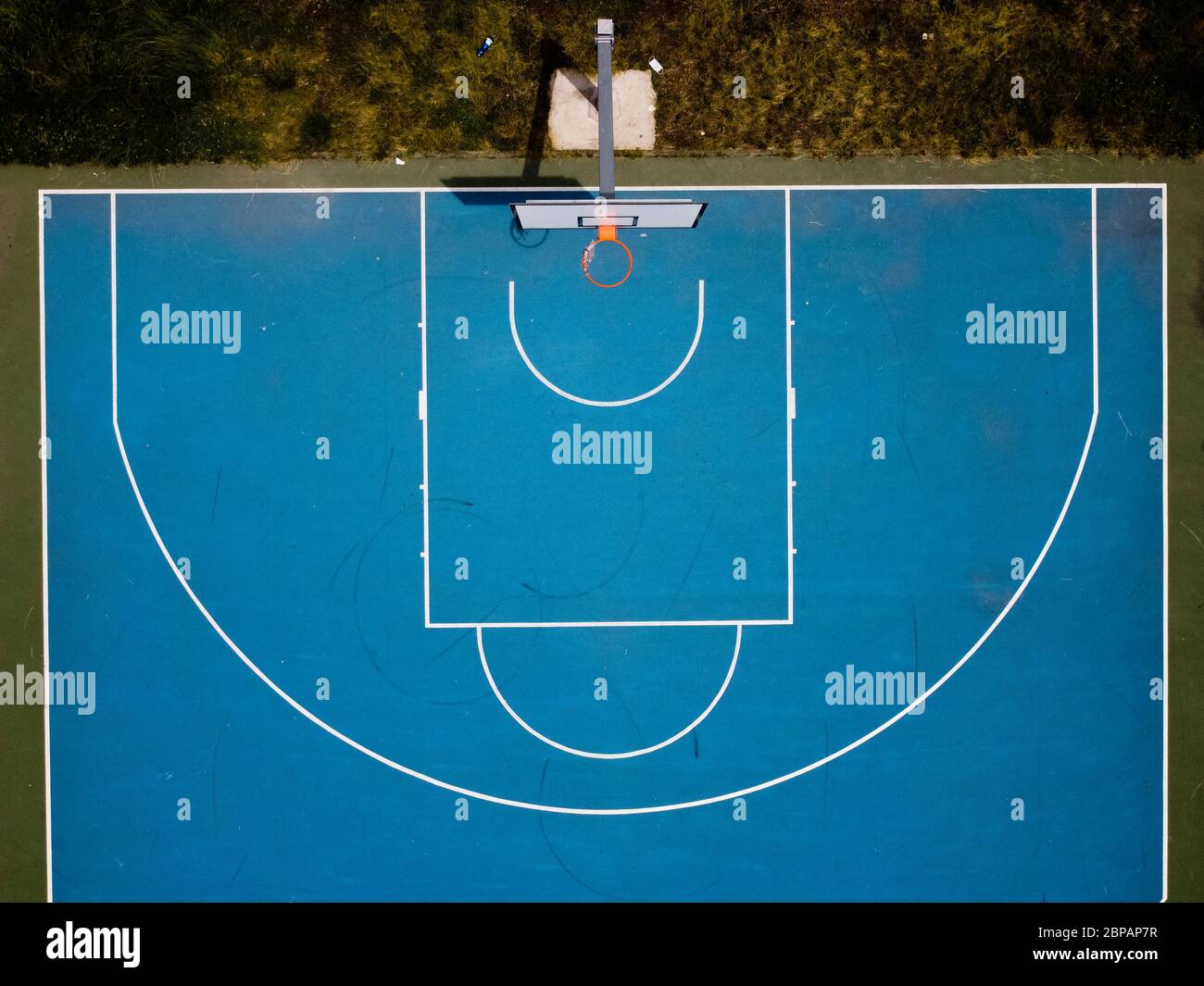 Nichelino, Italien - 18. Mai 2020: (ANMERKUNG DER REDAKTION: Bild wurde mit einer Drohne erstellt.) Luftaufnahme zeigt einen leeren Basketballplatz. Die Sperrung aufgrund des COVID-19 Coronavirus Notfalls Verbot alle sportlichen Aktivitäten. Quelle: Nicolò Campo/Alamy Live News Stockfoto