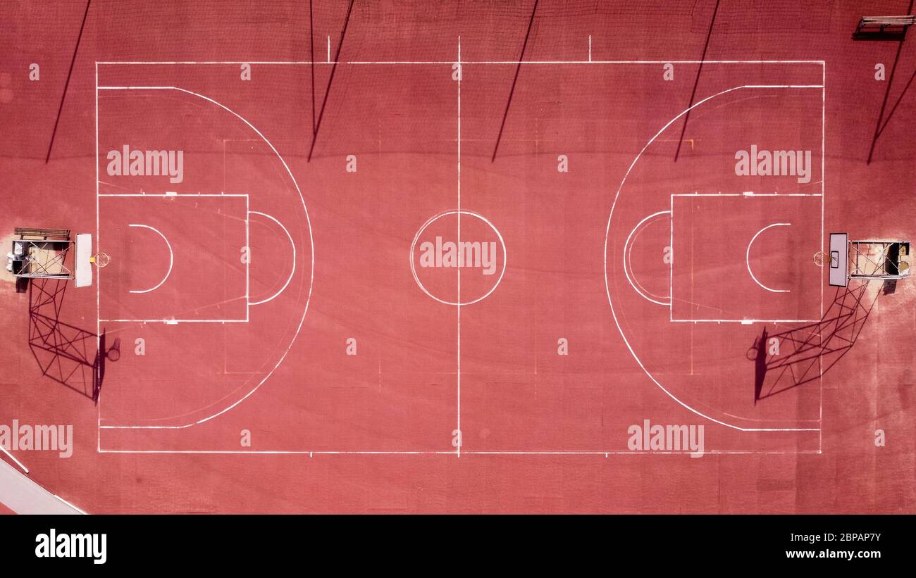 Turin, Italien - 18. Mai 2020: (ANMERKUNG DER REDAKTION: Bild wurde mit einer Drohne erstellt.) Luftaufnahme zeigt einen leeren Basketballplatz. Die Sperrung aufgrund des COVID-19 Coronavirus Notfalls Verbot alle sportlichen Aktivitäten. Quelle: Nicolò Campo/Alamy Live News Stockfoto