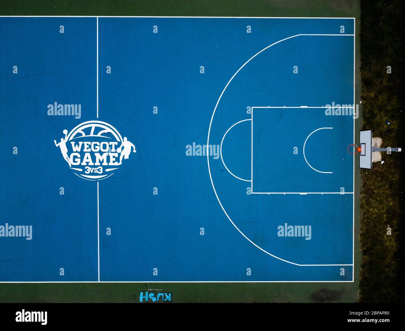 Nichelino, Italien - 18. Mai 2020: (ANMERKUNG DER REDAKTION: Bild wurde mit einer Drohne erstellt.) Luftaufnahme zeigt einen leeren Basketballplatz. Die Sperrung aufgrund des COVID-19 Coronavirus Notfalls Verbot alle sportlichen Aktivitäten. Quelle: Nicolò Campo/Alamy Live News Stockfoto