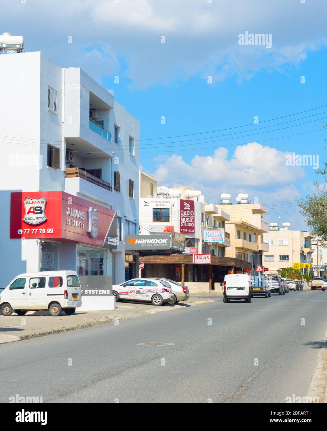 PAPHOS, Zypern - 13. FEBRUAR 2019: Straße und typische Wohnviertel von Paphos. Paphos ist die berühmteste Stadt Zyperns Stockfoto