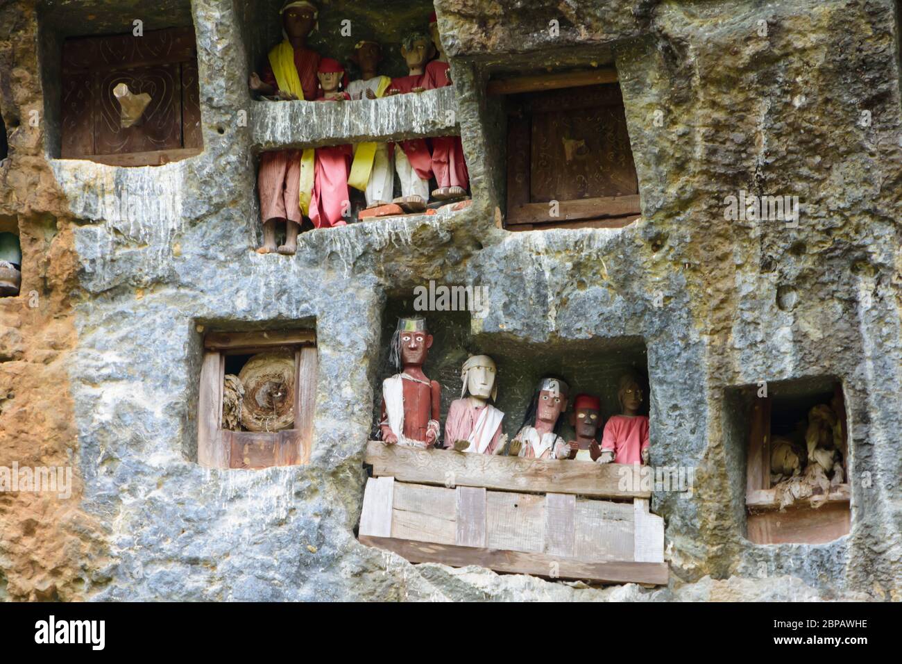 Felsgräber mit Tau ta in Leha, Tana Toraja, Sulawesi, Indonesien. Stockfoto