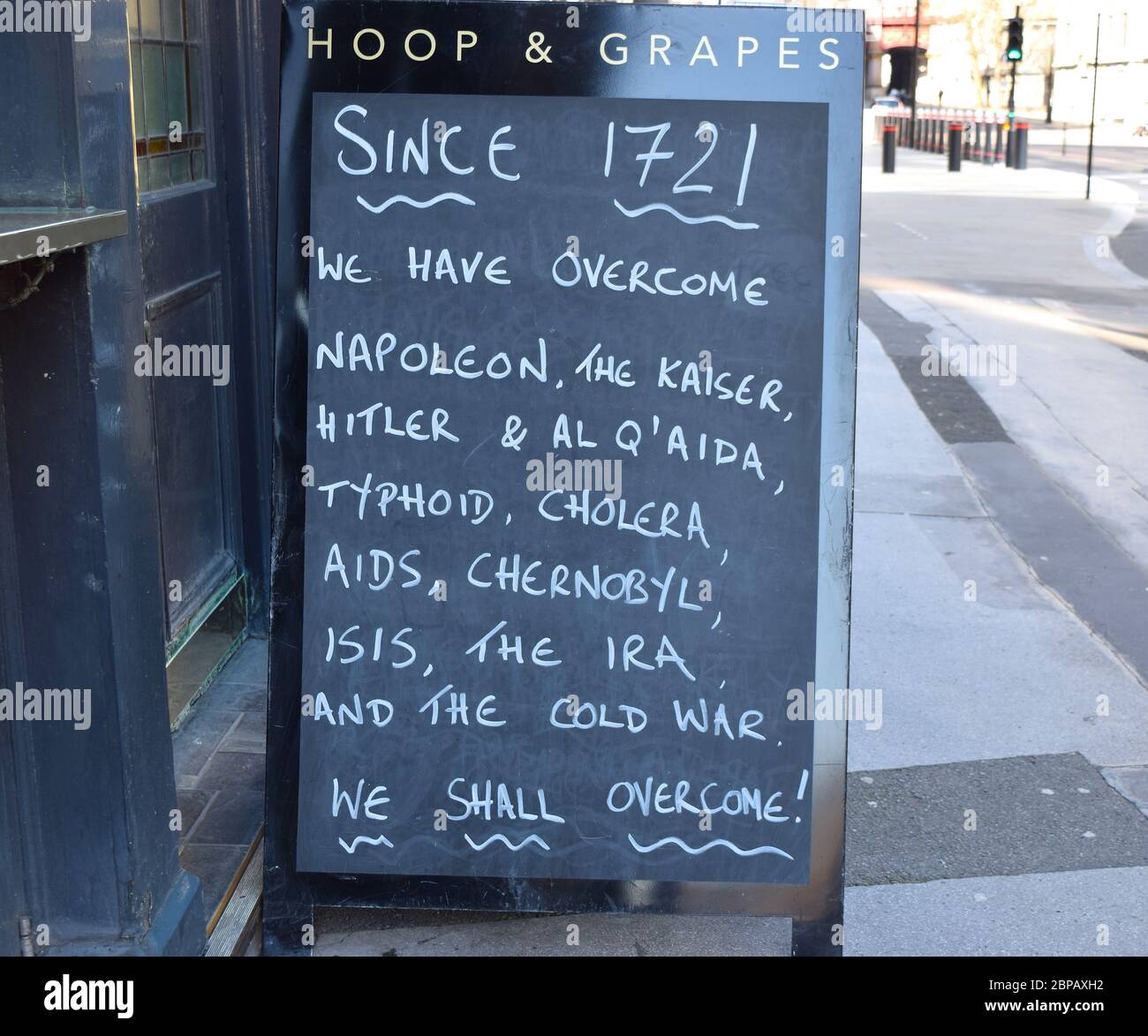 Pub Board mit Worten, die wir überwinden werden und Ale wieder auf der Central London Street während Corona Virus Pandemie. Stockfoto