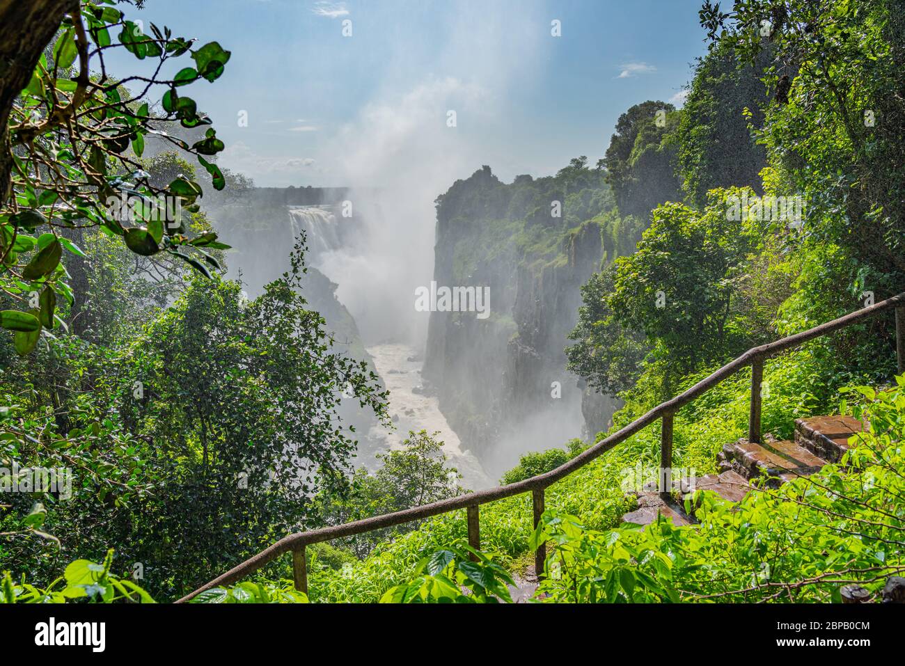 Victoria Falls am Zambezi River, Grenze von Sambia und Simbabwe mit blauem Himmel Stockfoto