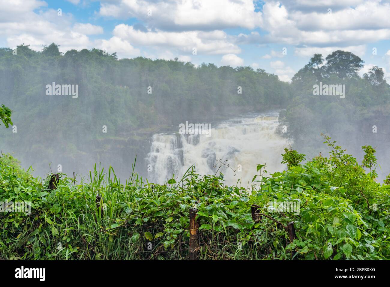 Victoria Falls am Zambezi River, Grenze von Sambia und Simbabwe mit blauem Himmel Stockfoto