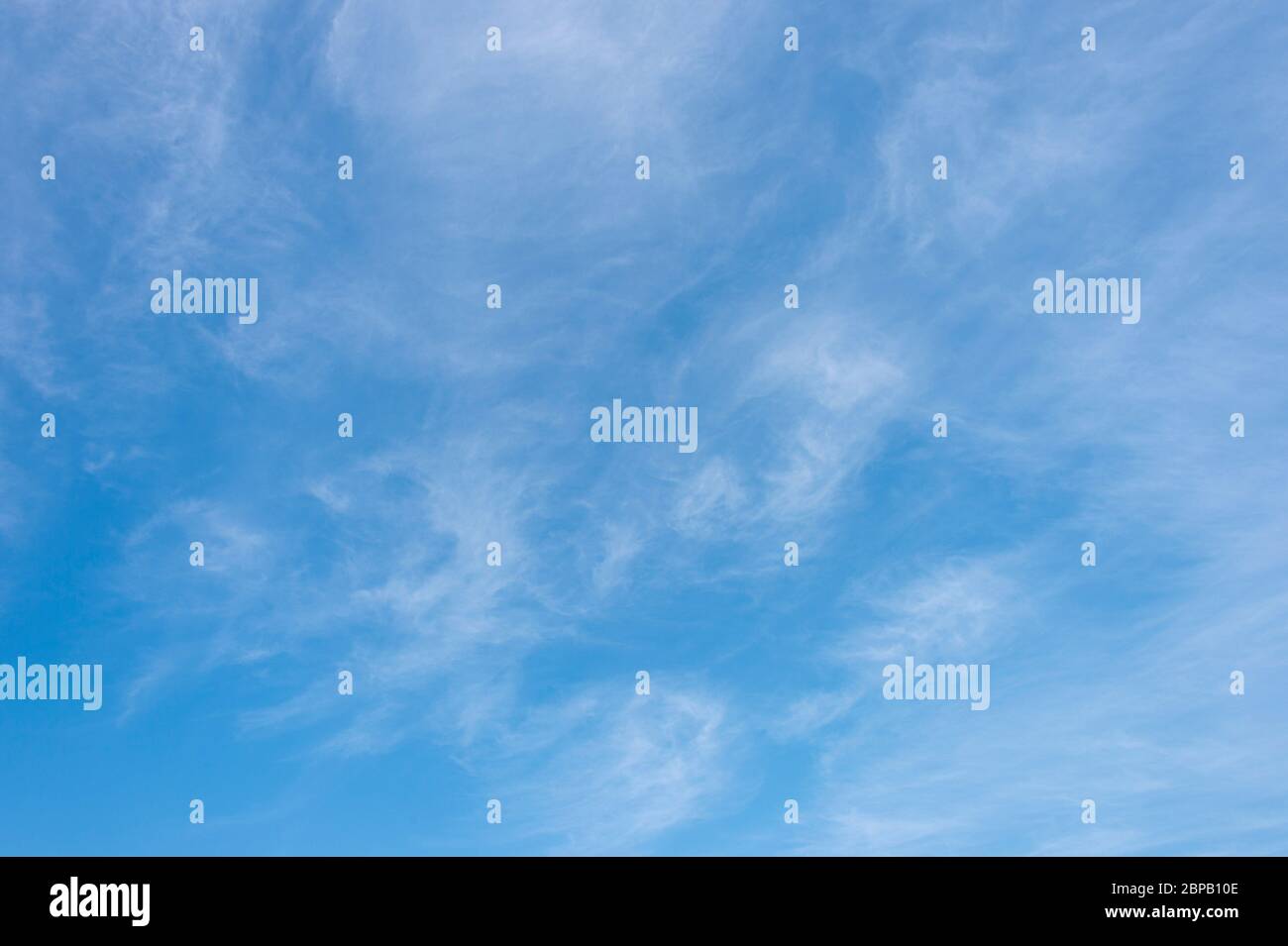 Schöne Cirrus Wolken gegen den blauen Himmel, Verwendung als Hintergrund in der Natur Konzept Stockfoto