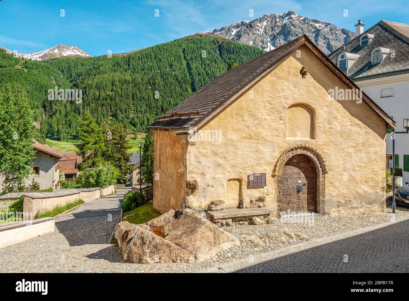 Kapelle San Bastiaun im historischen Dorfzentrum von Zuoz, Engadin, Graubünden, Schweiz Stockfoto