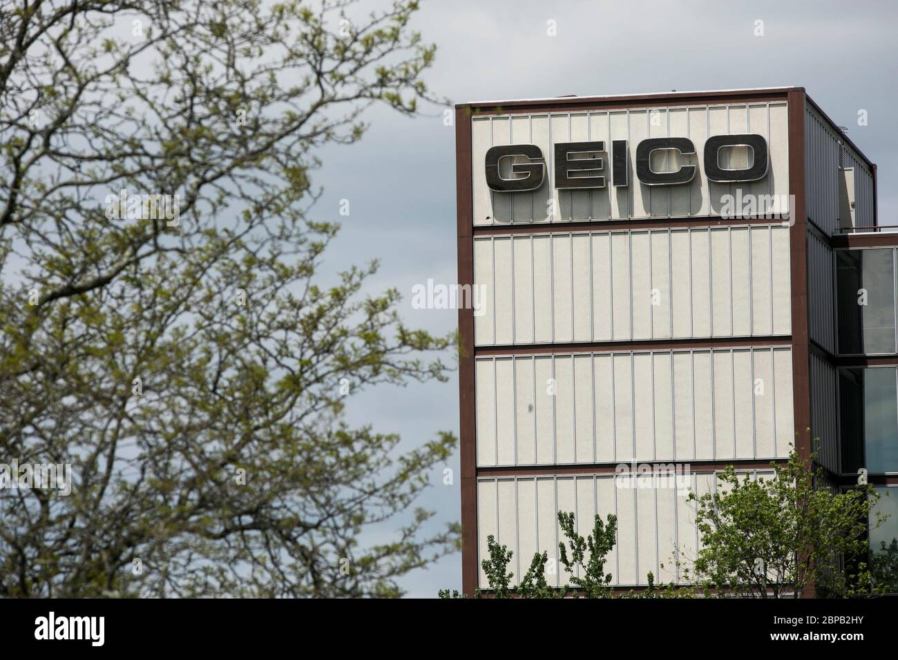 Ein Logo-Schild vor dem Hauptsitz der Government Employees Insurance Company (GEICO) in Chevy Chase, Maryland am 9. Mai 2020. Stockfoto