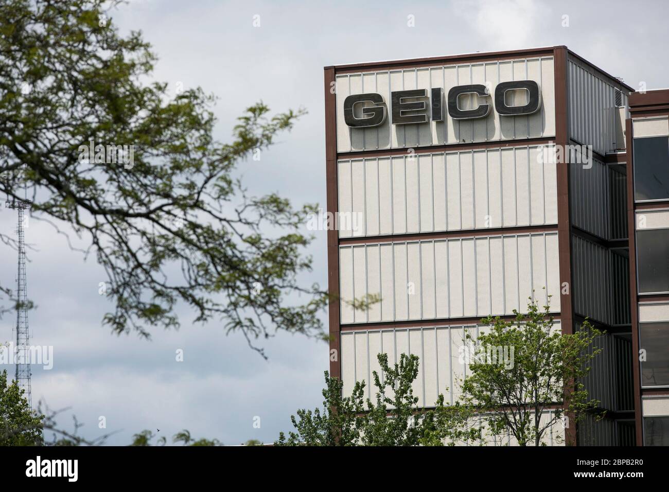 Ein Logo-Schild vor dem Hauptsitz der Government Employees Insurance Company (GEICO) in Chevy Chase, Maryland am 9. Mai 2020. Stockfoto