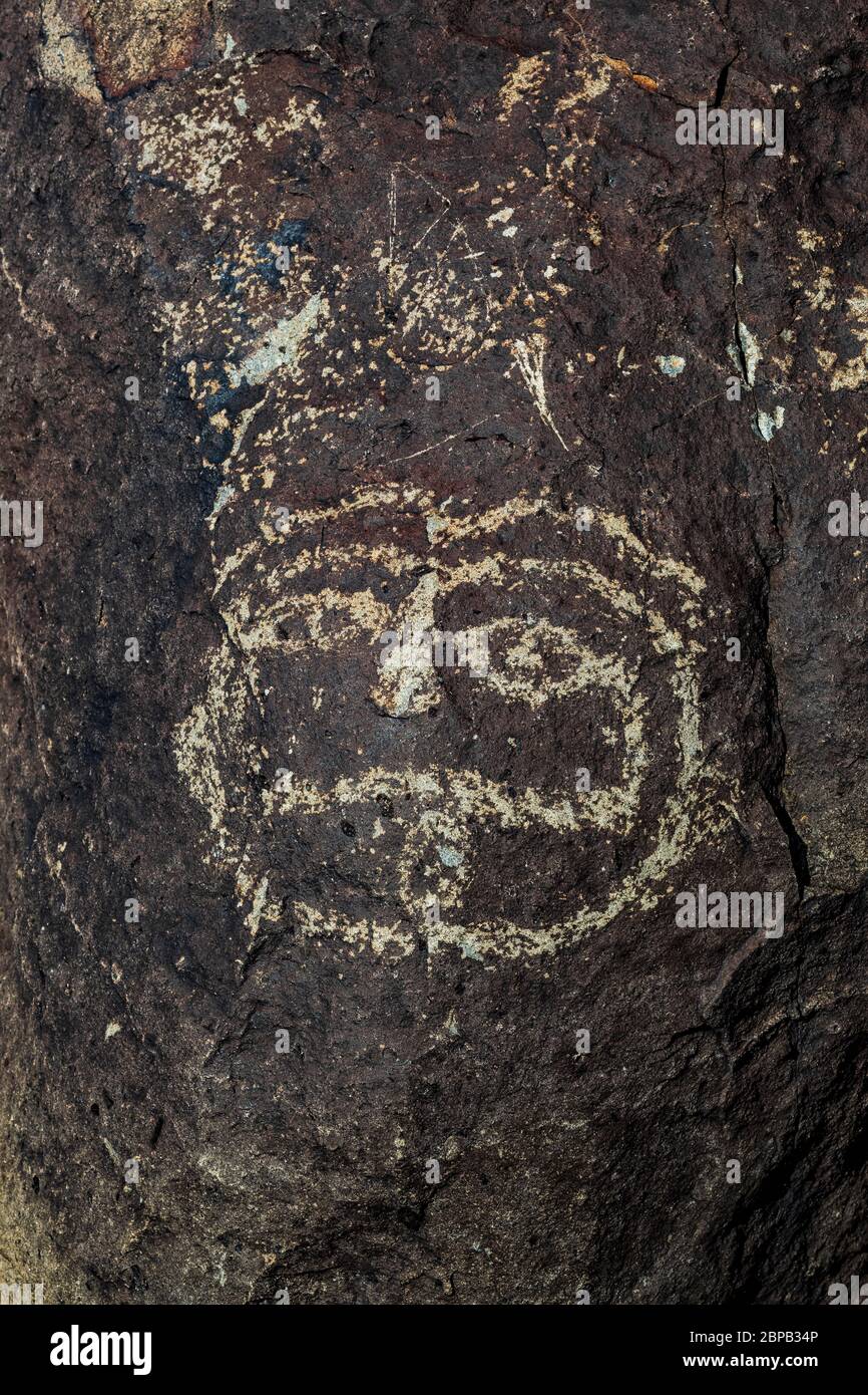 Felskunst mit Maskendesign, vielleicht mit übernatürlichen Wesen, und ähnlich Pueblo Kachina Masken, vor langer Zeit von Jornada Mogollon peopl erstellt Stockfoto