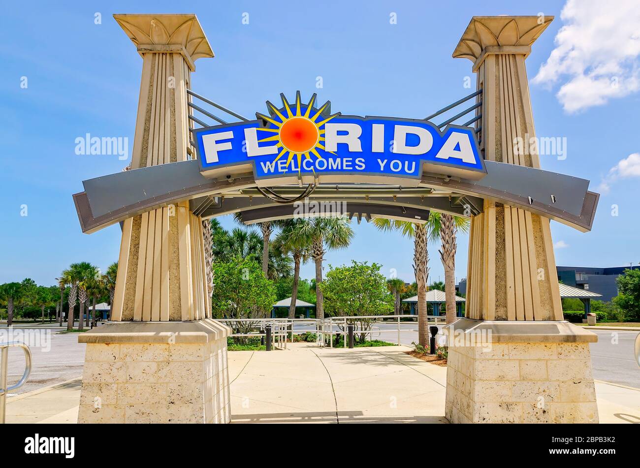 Ein Schild „Welcome to Florida“ begrüßt Besucher des Florida Welcome Center auf der Interstate 10, 16. Mai 2020, in Pensacola, Florida. Stockfoto