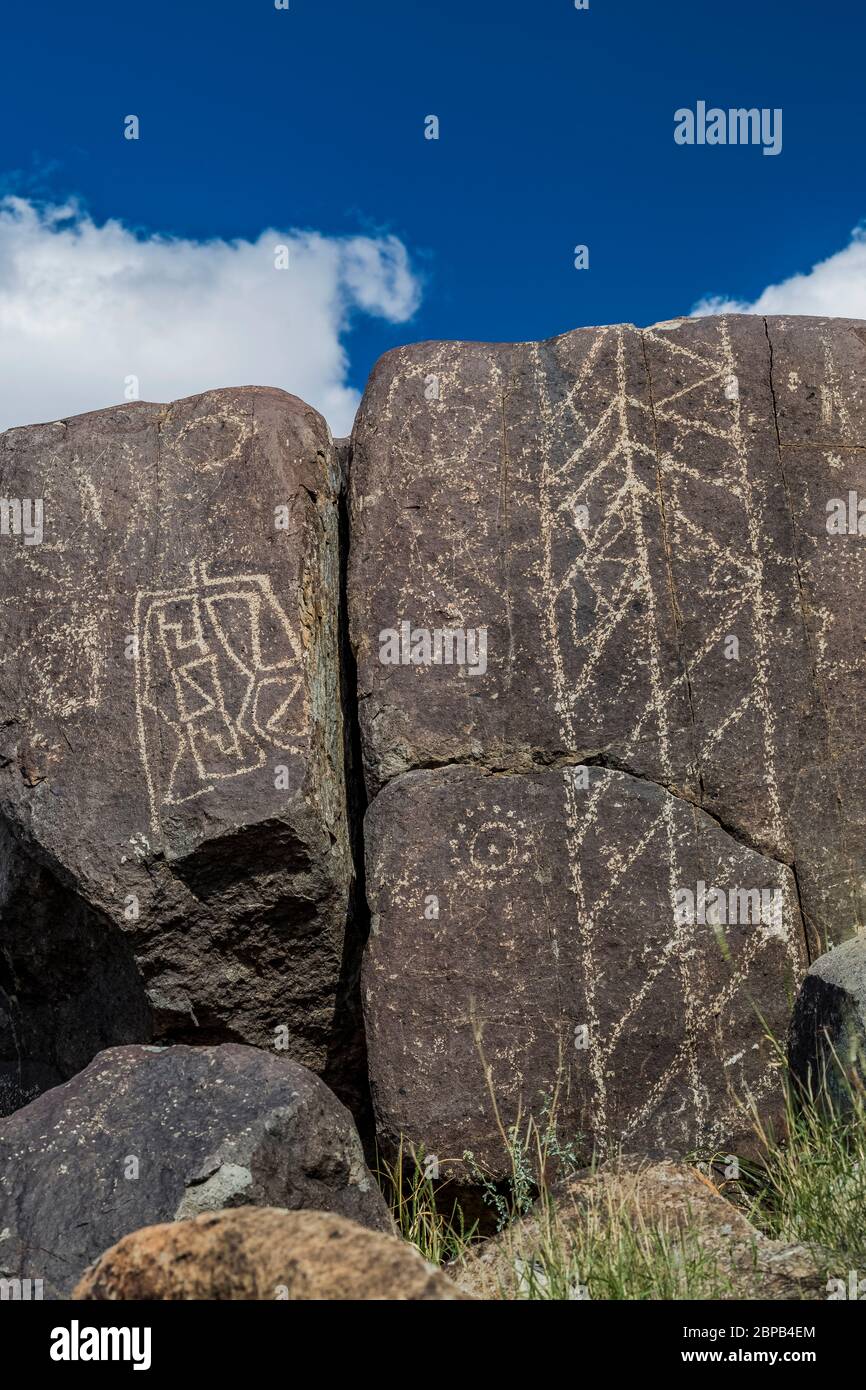Exquisites Beispiel für Felskunst mit einem geometrischen Design, das vor langer Zeit von Jornada Mogollon Menschen in Three Rivers Petroglyph Site in the NOR erstellt wurde Stockfoto