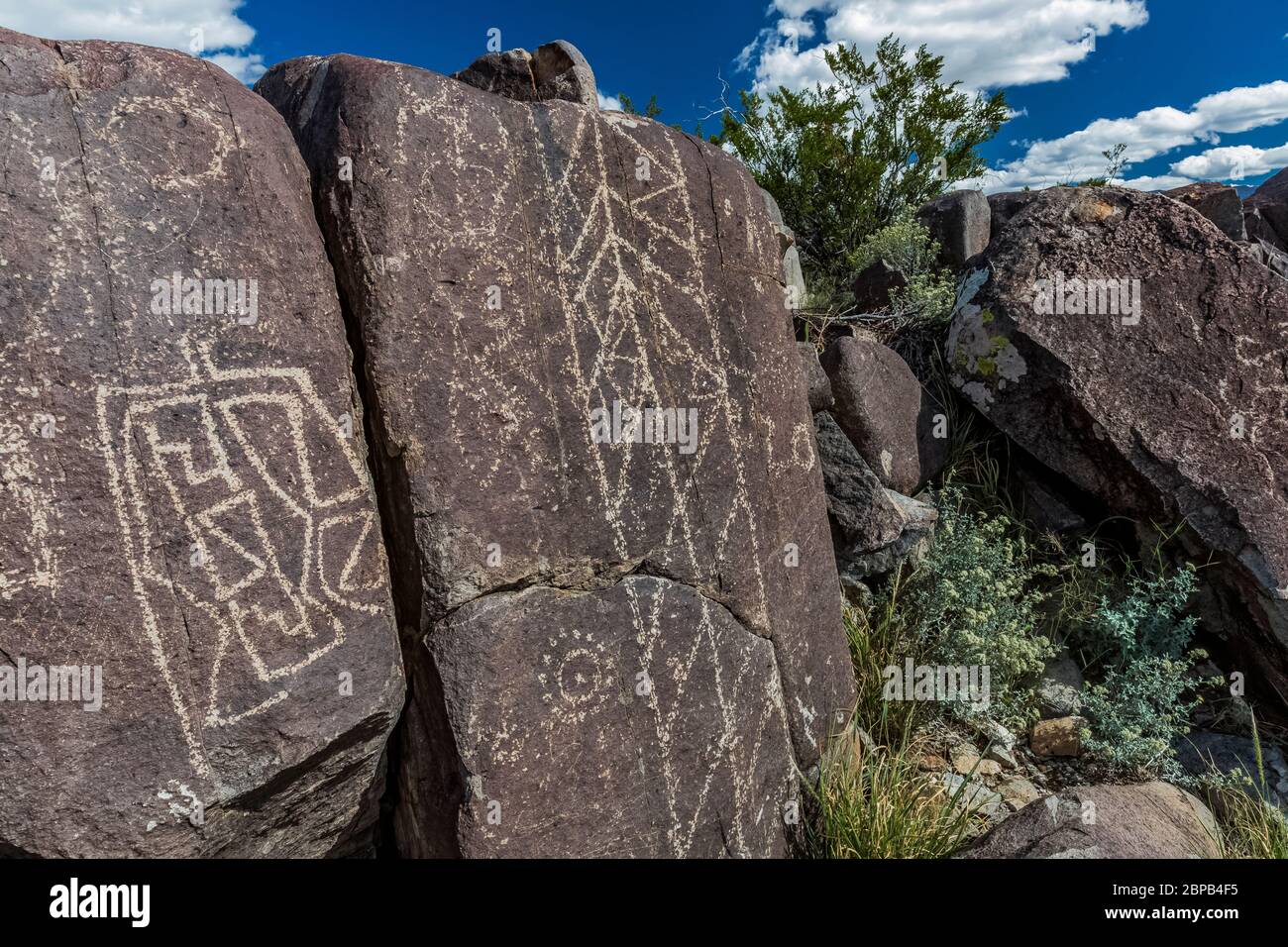 Exquisites Beispiel für Felskunst mit einem geometrischen Design, das vor langer Zeit von Jornada Mogollon Menschen in Three Rivers Petroglyph Site in the NOR erstellt wurde Stockfoto