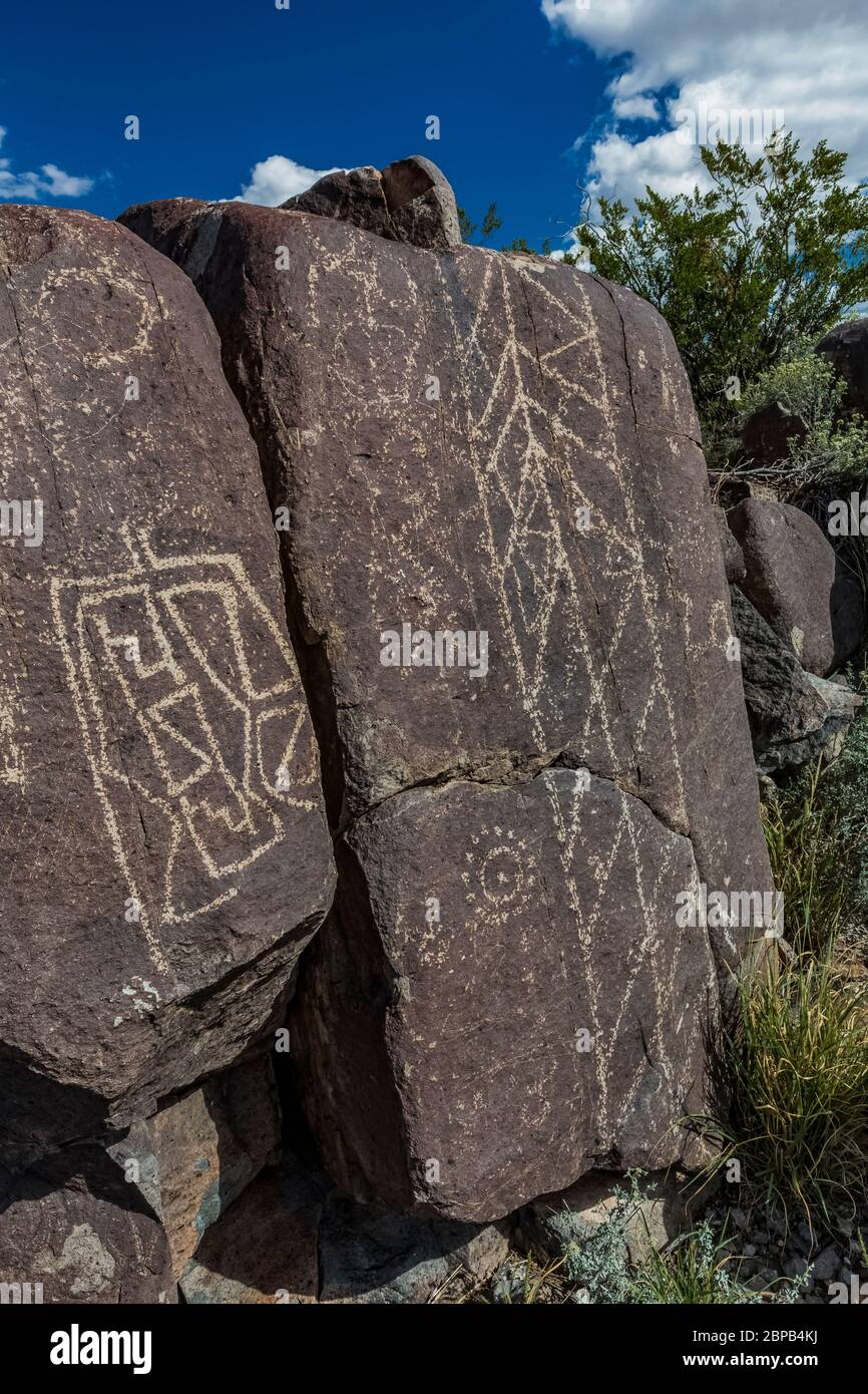 Exquisites Beispiel für Felskunst mit einem geometrischen Design, das vor langer Zeit von Jornada Mogollon Menschen in Three Rivers Petroglyph Site in the NOR erstellt wurde Stockfoto