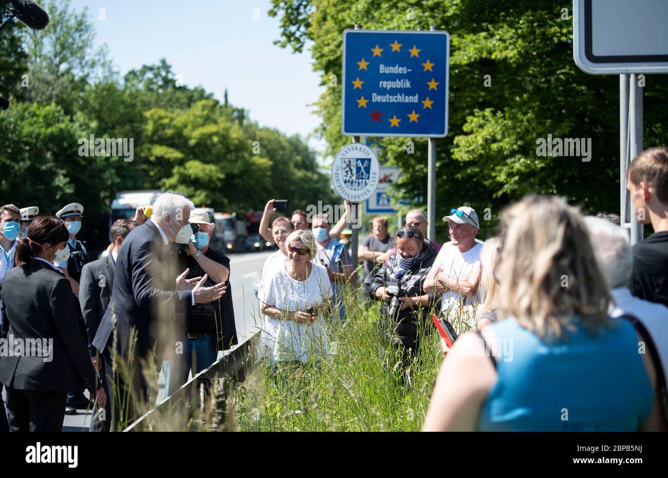 Horst SEEHOFER (Bundesinnenminister) spricht am Grenzübergang mit Anwohnern, Menschen, Menschen. Grenzkontrollen an der deutsch-österreichischen Grenze in Freilassing am 18. Mai 2020. Bundesinnenminister Horst Seehofer bei einem Besuch der Leitstelle Saalbrücke zwischen Freilassing und Salzburg bei Bad Reichenhall, Bayern, Deutschland, 18. Mai 2020. Aufgrund der anhaltenden Pandemie der COVID 19-Krankheit durch das SARS CoV-2-Coronavirus wurde die Grenze zwischen Deutschland und Österreich weitgehend geschlossen. Letzte Woche gab es eine vorsichtige Entspannung, um Besuche zu r zu ermöglichen Stockfoto